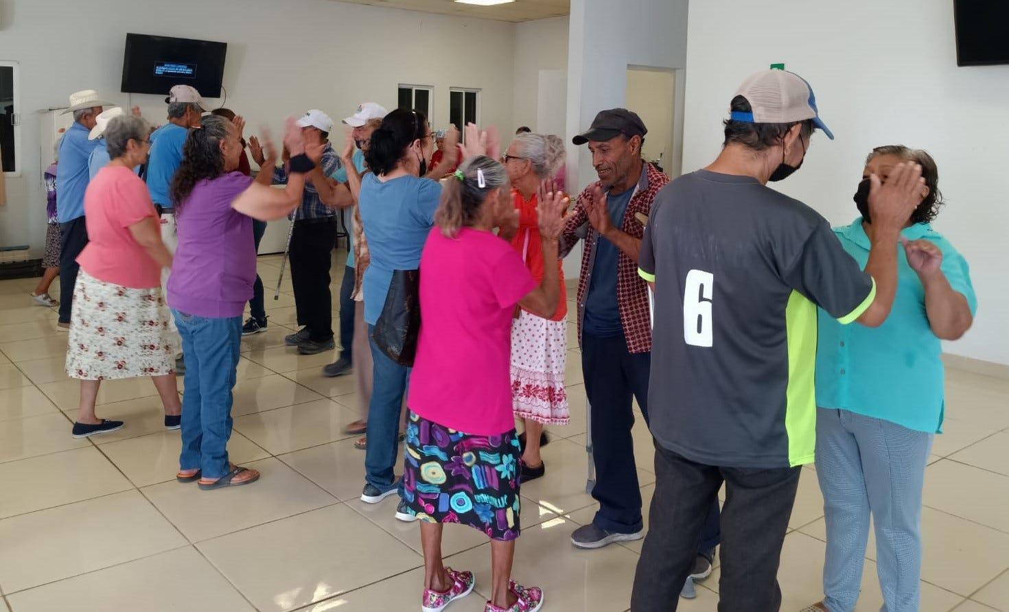 &nbsp; Pasantes de la carrera de Psicología realizan diversos ejercicios dinámicos con abuelitos montemorelenses. Fotografía por: Antonio Gámez.&nbsp;&nbsp;