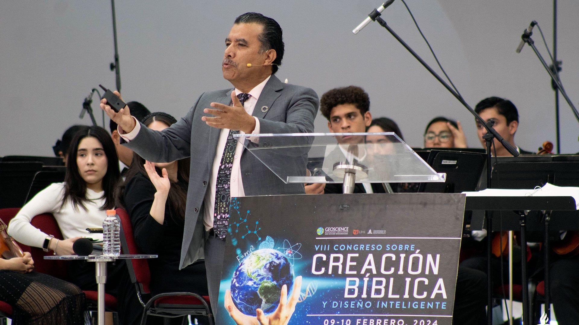 Dr. Luciano González, director del Instituto de Investigación en Geociencia de la División Interamericana. Fotografía por: Comunicación Institucional / Lisandra Vicente.