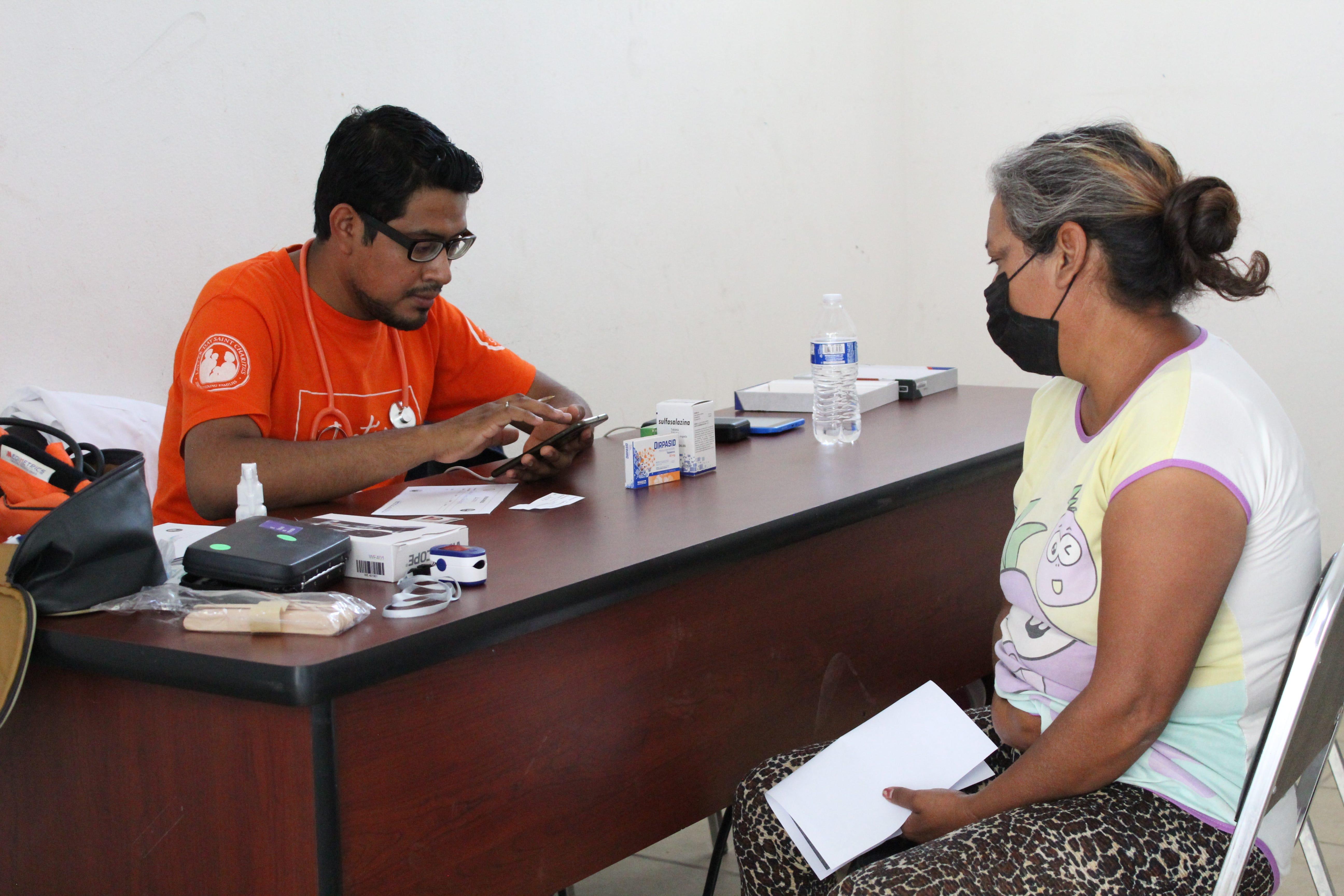 Egresado de la Institución atendiendo en el módulo de medicina general. Fotografía por: Comunicación Institucional.