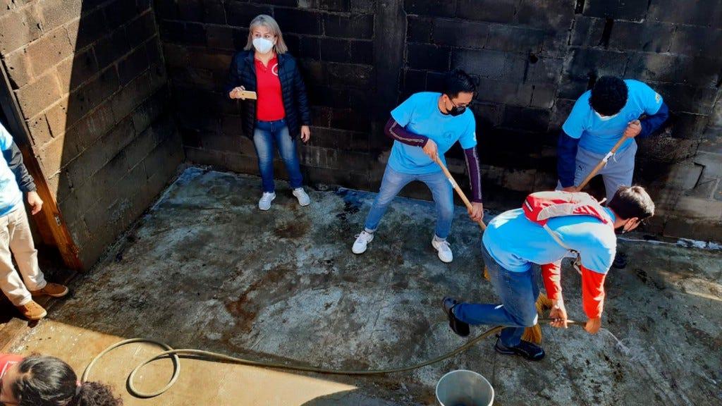 A lo largo del año se llevan a cabo diferentes actividades de apoyo a la comunidad desde diferentes frentes. La Universidad Saludable, la Universidad Promotora de la Salud, el Centro de Atención Familiar, y el Servicio Comunitario son los principales gestores de estos esfuerzos, que con la ayuda de otras instituciones amigas, el personas y los estudiantes, comparten salud, esperanza y amor a las comunidades cercanas y lejanas del campus.