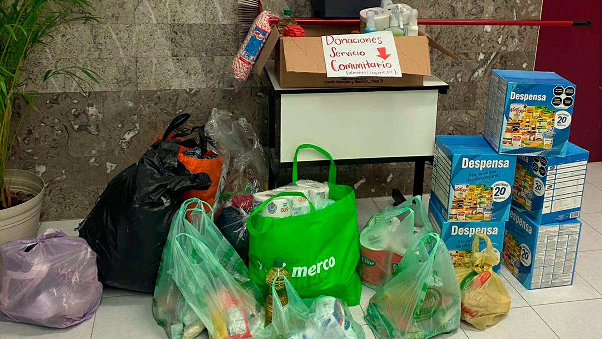Despensas recolectadas por los alumnos que realizan el proyecto “Construyendo Salud”. Fotorgrafía por: Xaris Pérez.