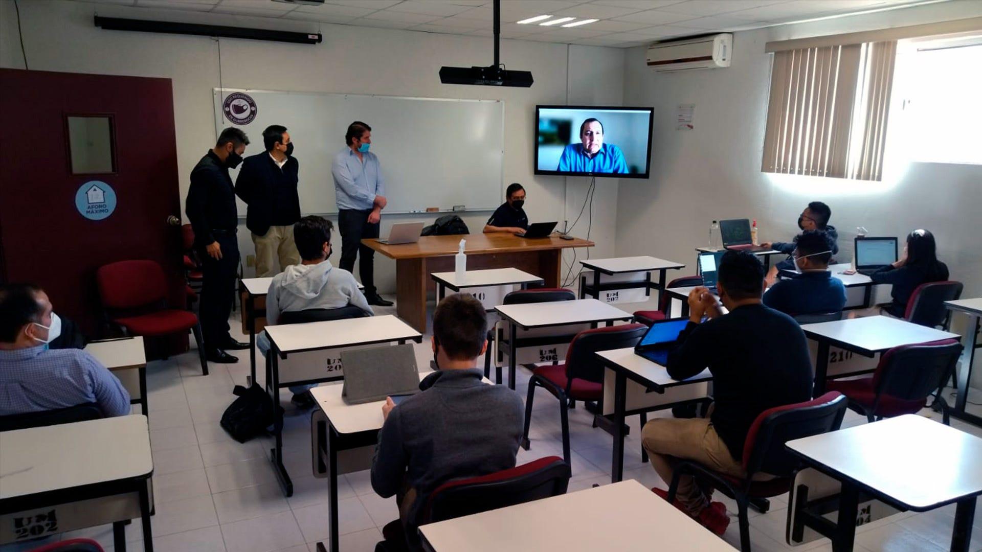 Alumnos de la FIT son capacitados en tecnología líder en gestión de procesos