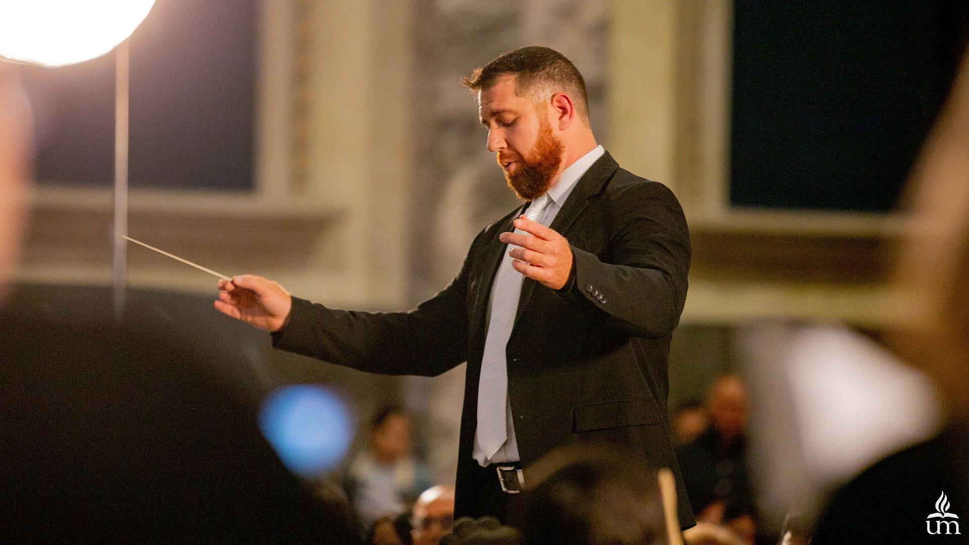 Mtro. Oscar Castillo, docente de la carrera de Música en la UM, durante la presentación en la Basílica del Roble, en Monterrey, Nuevo León. Fotografía por: Ingrid Gallardo.