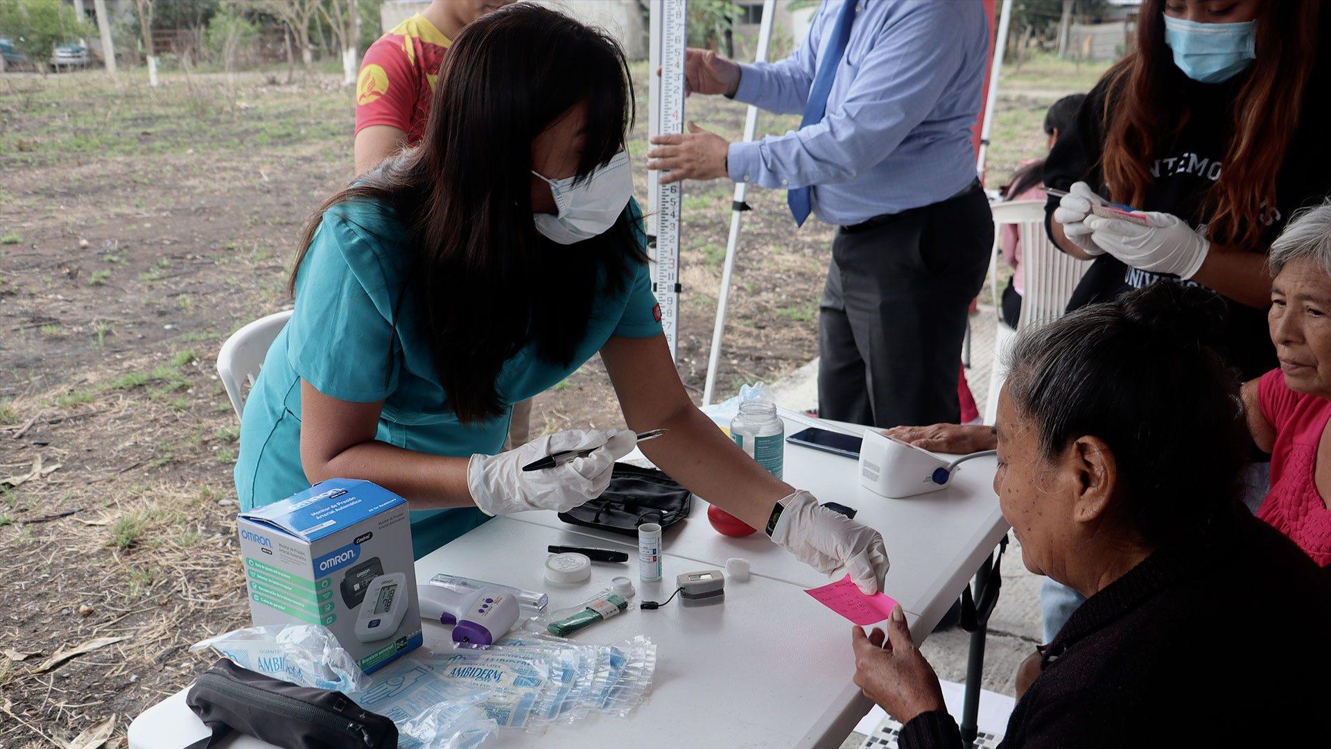 Los miembros de Líderes Juveniles realizaron otra brigada de salud en la ciudad de San Vicente. Fotografía por: Ministerio Juvenil.