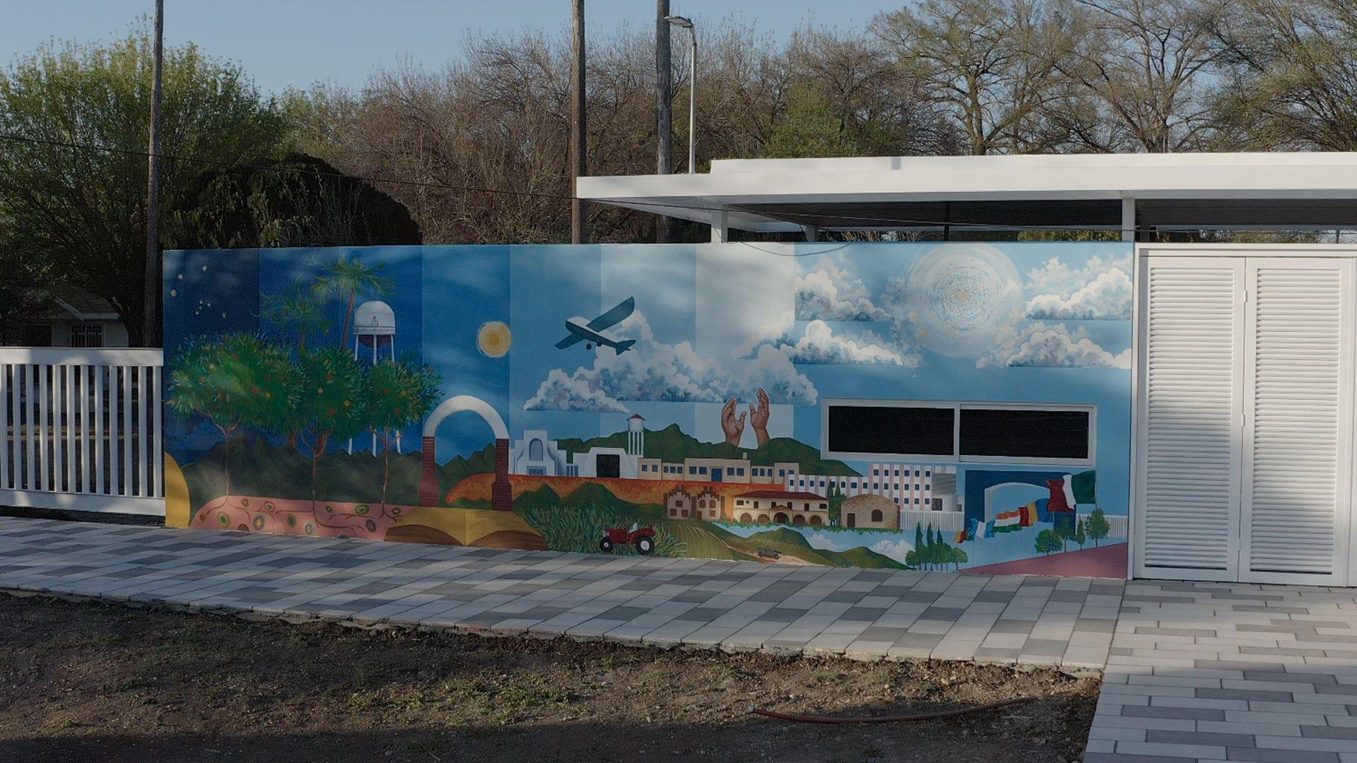 El mural de la entrada de la Universidad fusiona el mensaje de la segunda venida de Cristo con la filosofía institucional. Fotografía por: Comunicación Institucional.