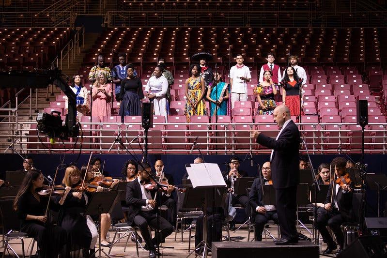 Integrantes del coro y orquesta de la Universidad de Montemorelos, dirigidos por el Dr. Pavel Semanevsky participan en Congreso de la Conferencia General. Fotografía por: Inter-American Division.