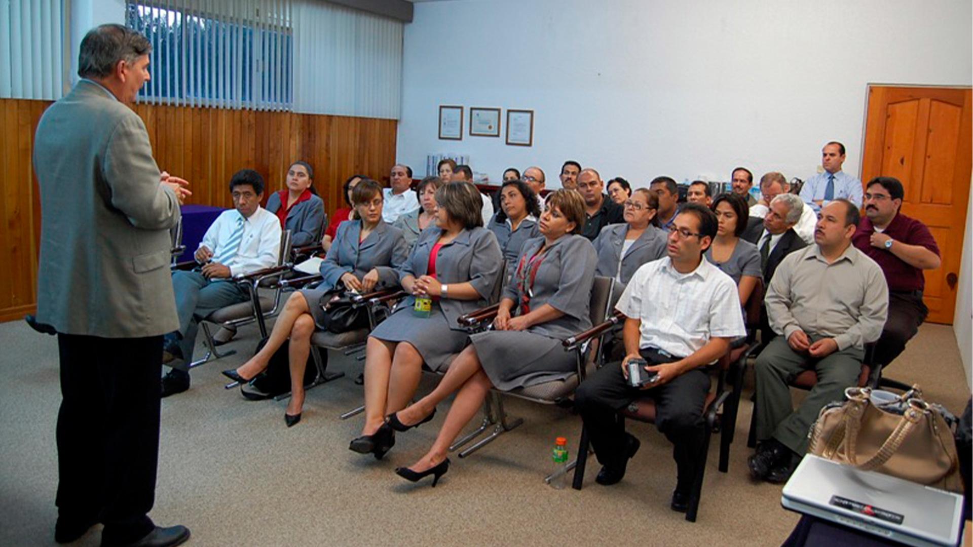 Administradores&nbsp; y docentes de la UM y de la Escuela Preparatoria, reciendo la acreditación de la Asociación Acreditadora Adventista (AAA), en el 2008. Fotografía por: Universidad de Montemorelos.