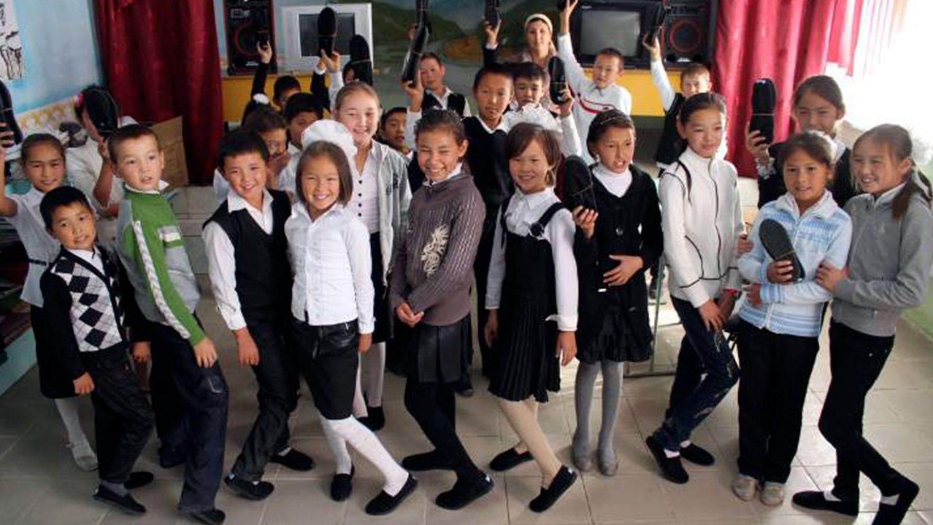 Proyecto de ADRA, entrega de zapatos TOMS a más de 69 escuelas en la región de TALAS, KYRGYZSTAN. Fotografía por: Samira.