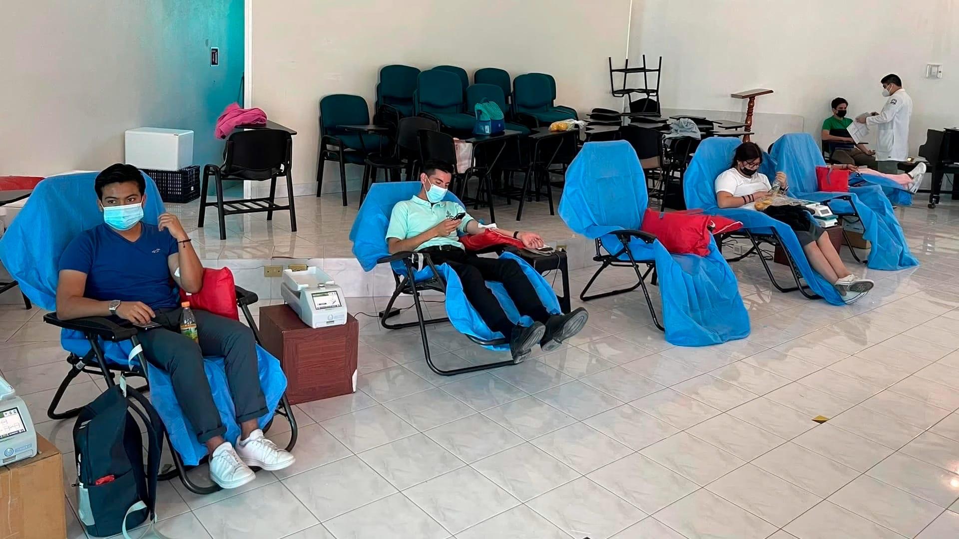Ciento 1 alumnos de la institución participo en la donación de sangre altruista realizada por el HLC y CETS. Fotografía por: Hospital La Carlota.