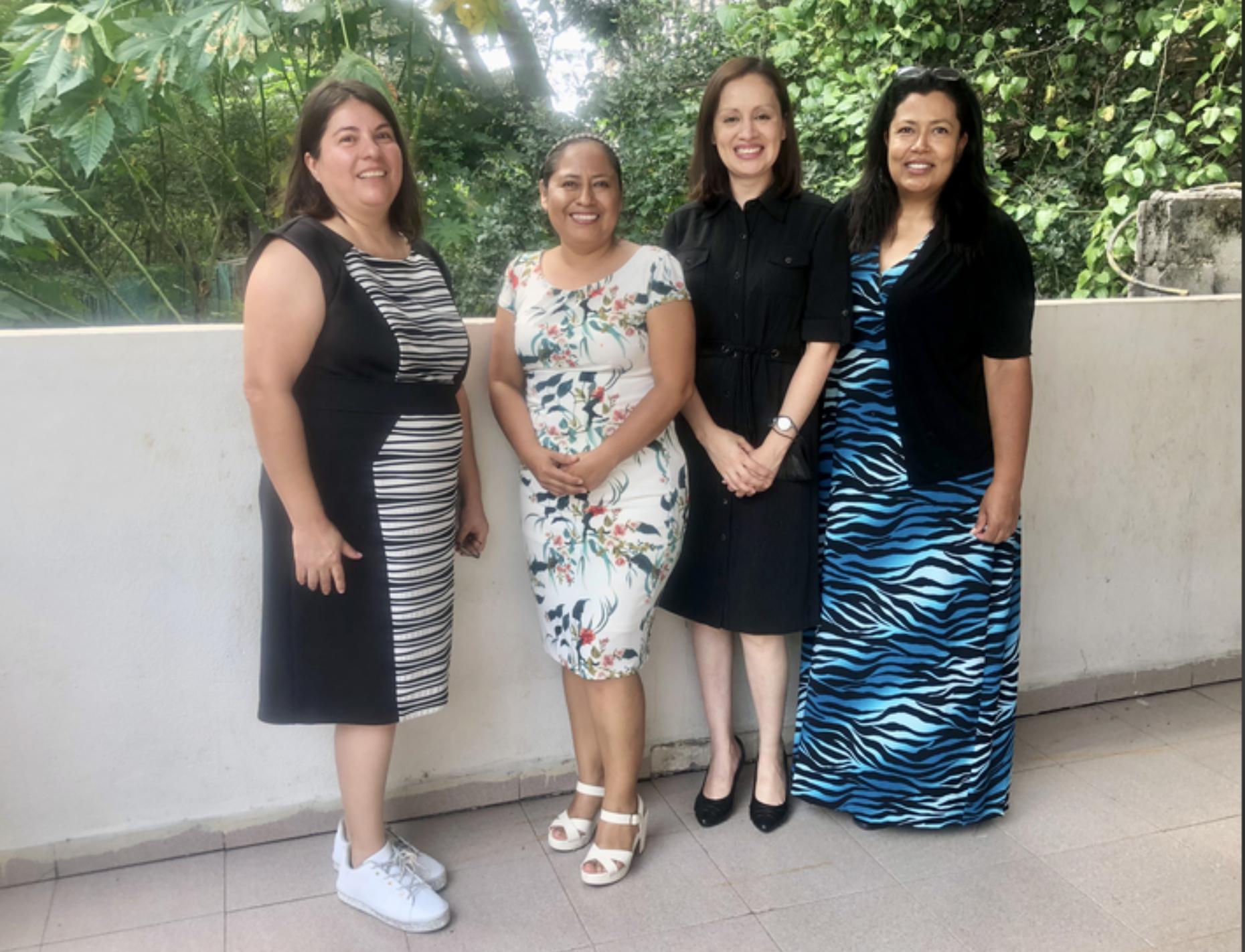 Varios de los padres de alumnos del ministerio son parte también de la directiva. En la fotografía, la segunda de izquierda a derecha, Rosalba Vásquez, junto a otras representantes. Fotografía cortesía de Mtro. Pavel Semanivzki.