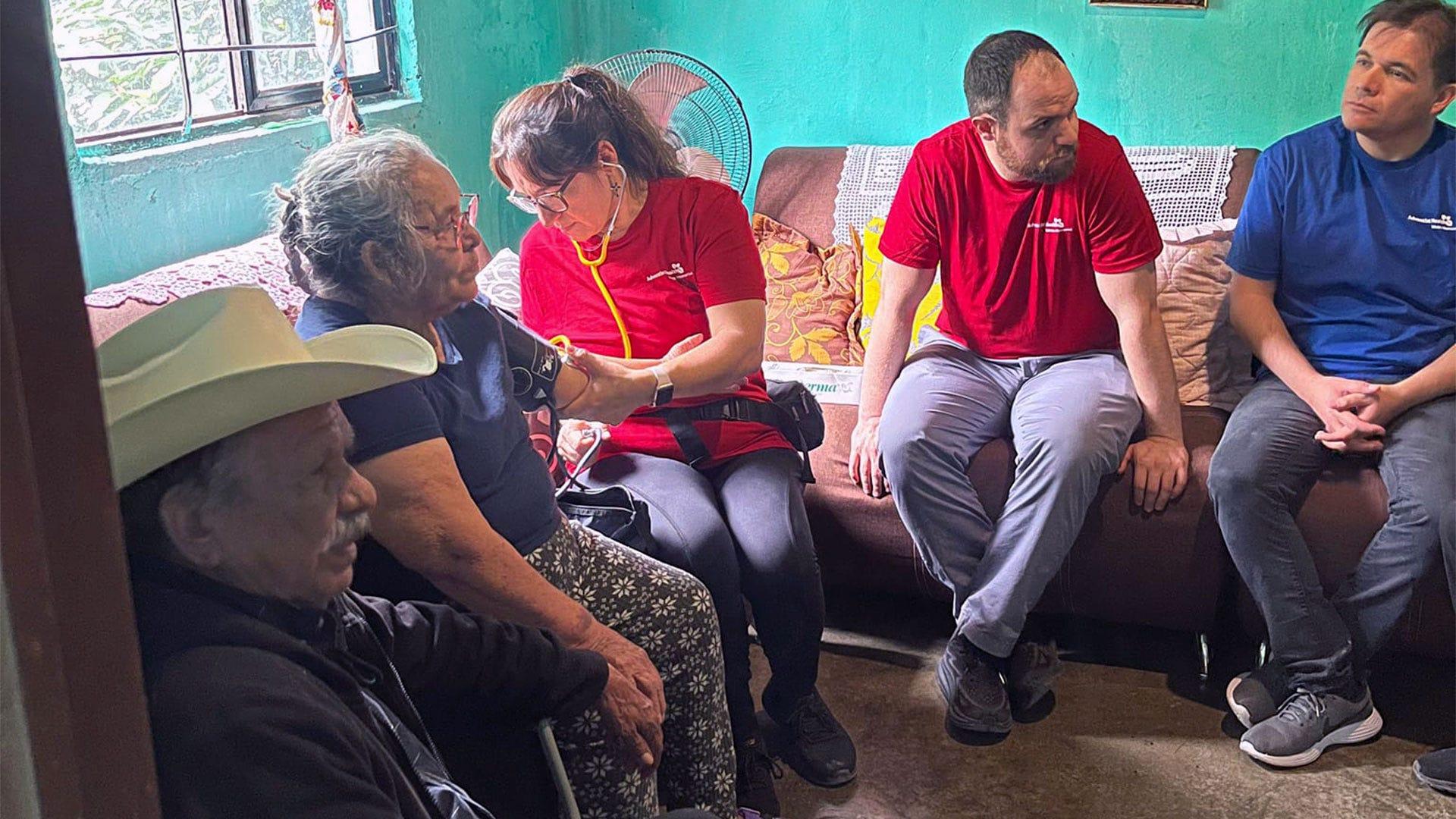 Visita a la familia de la Sra. Mary de la colonia Martínez Domínguez, a través del programa Salud en Casa, llevando servicios de salud (noviembre 2024).  Fotografía cortesía de Universidad Promotora de la Salud.