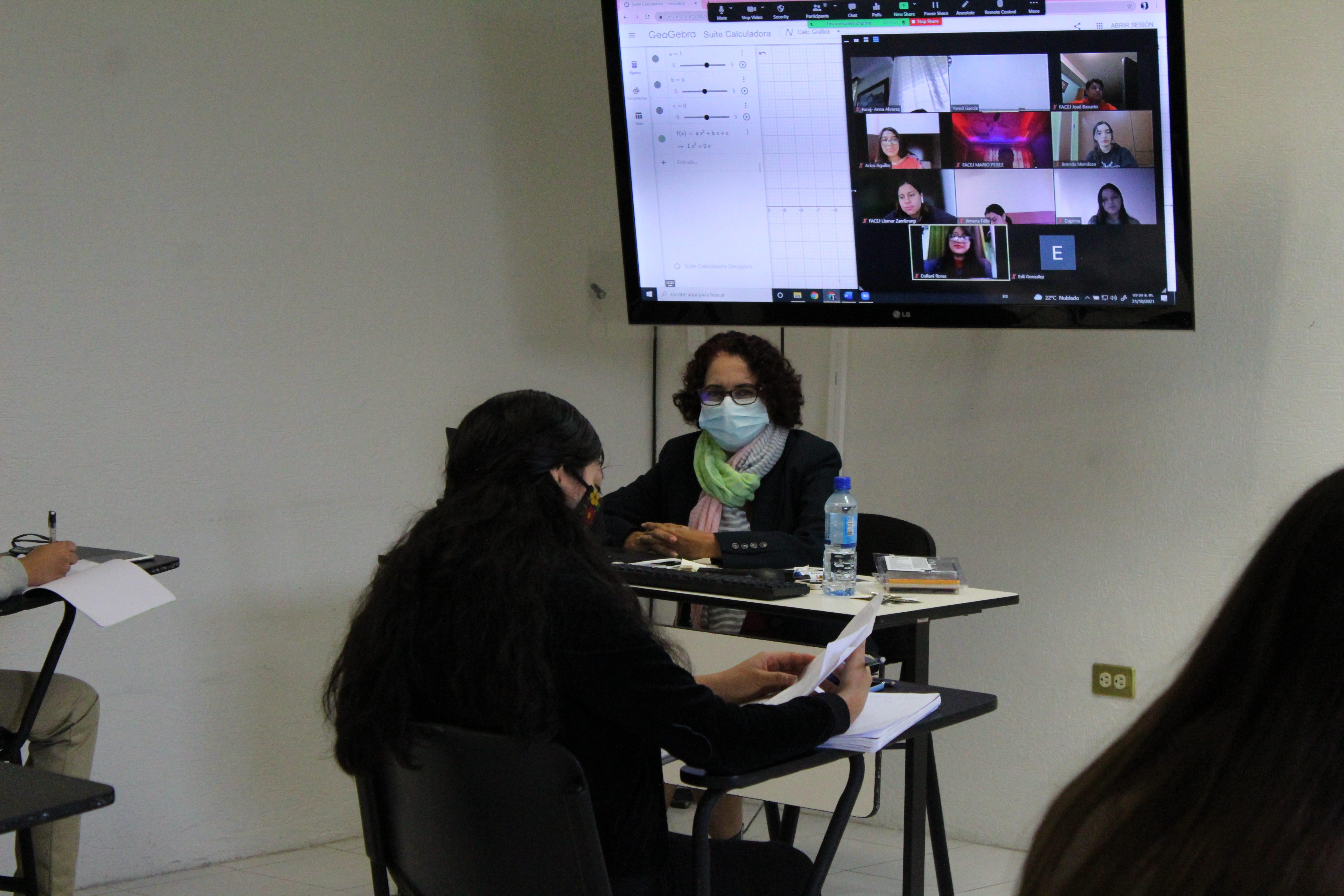Estudiantes del primer año de las carreras de Contaduría Pública y de Administración de Negocios Internacionales en la clase “Matemáticas para los negocios”, esta clase fue impartida por la Mtra. Yared García, coordinadora de esta carrera en la institución. Fotografía tomada en septiembre 2021.