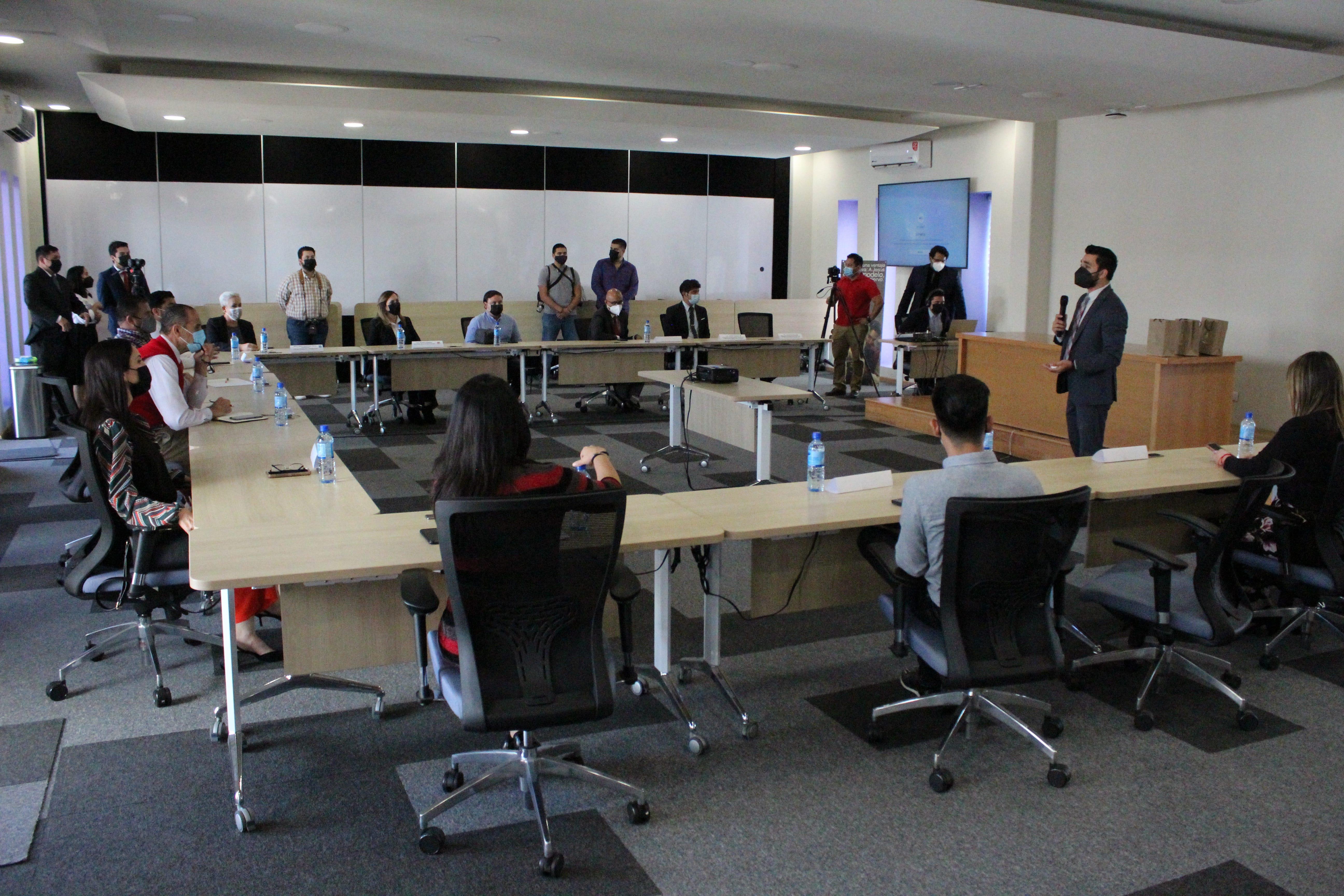 El Dr. Arturo King, subdirector de la dirección de UPS presentó a los administradores y representantes de las diferentes instituciones el objetivo y los planes del proyecto. Fotografía por: UM Noticias