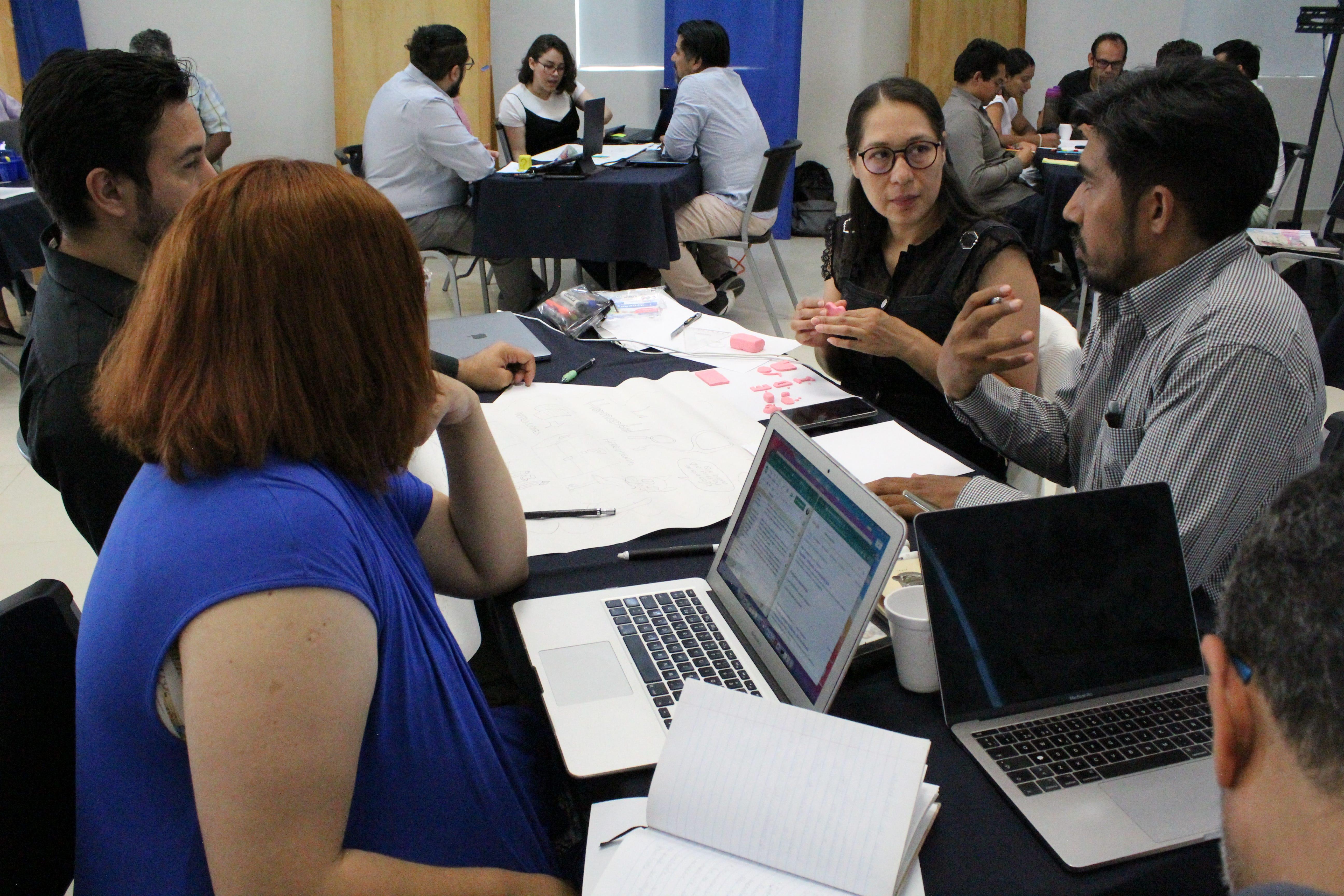 Los docentes de la ESART realizando las actividades durante el taller. Fotografía por: Comunicación Institucional.