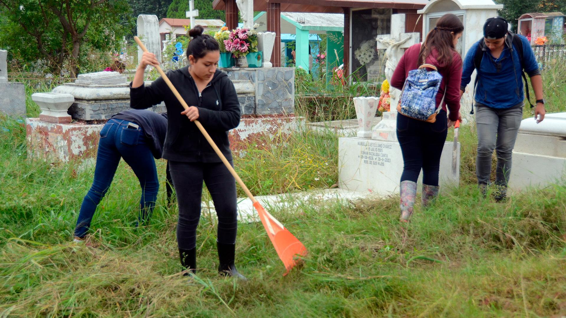 Servicio comunitario de la Esc. Preparatoria, realizado en el Panteón municipal de Montemorelos en el 2018. Fotografía por: Universidad de Montemorelos.