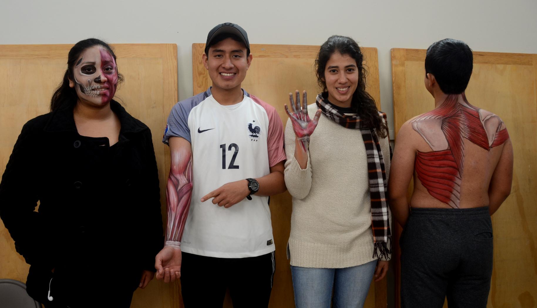 Alumnos de anatomía como modelos para el trabajo de pintura corporal (2019)