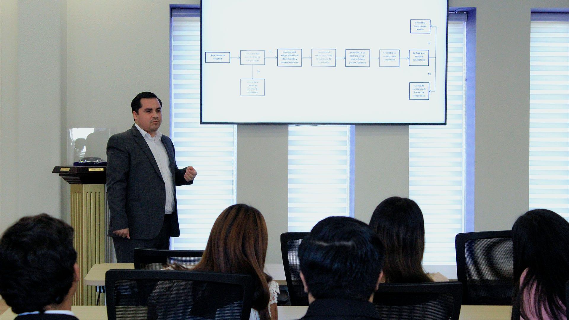 Alumnos de Derecho reciben introducción a la Reforma Laboral en Nuevo León