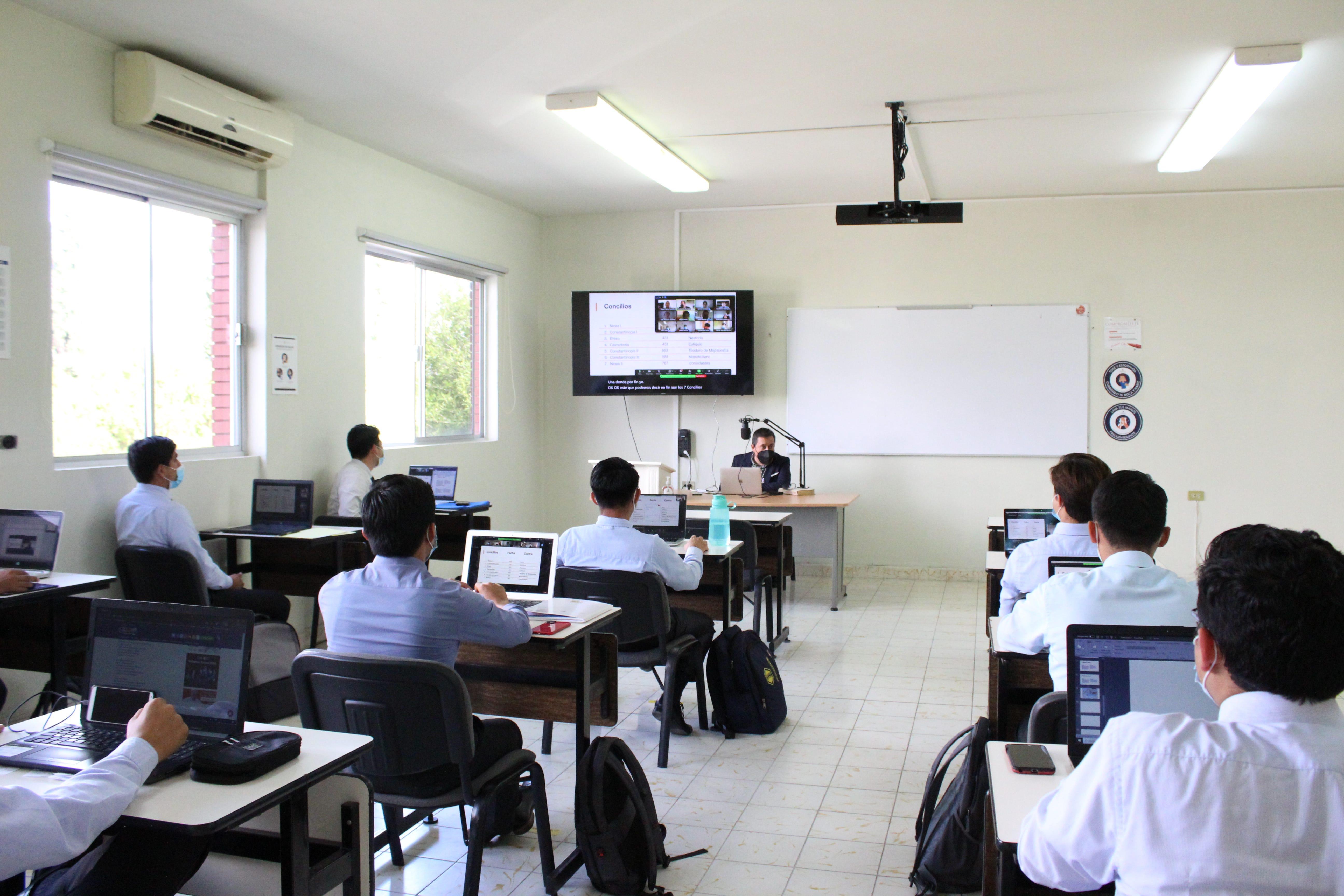 Esta aula cuenta con el equipo especializado para que los estudiantes reciban las clases de forma híbrida. Fotografía tomada el semestre pasado a los estudiantes de la Facultad de Teología.