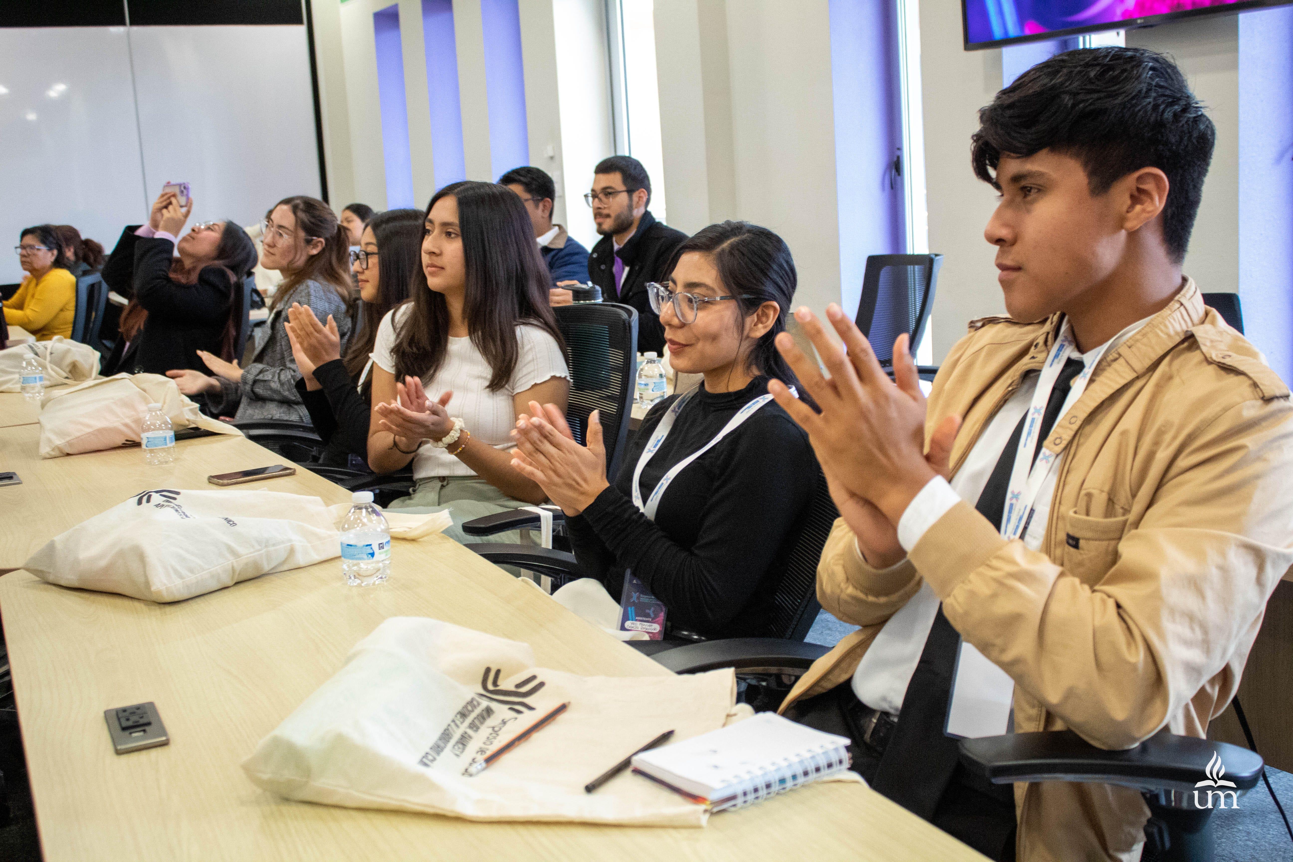 La participación activa de los estudiantes, tanto en persona como a través de las redes sociales, subraya la relevancia de este simposio en su formación académica y profesional. Fotografía por: Comunicación Institucional / Lisandra Vicente.