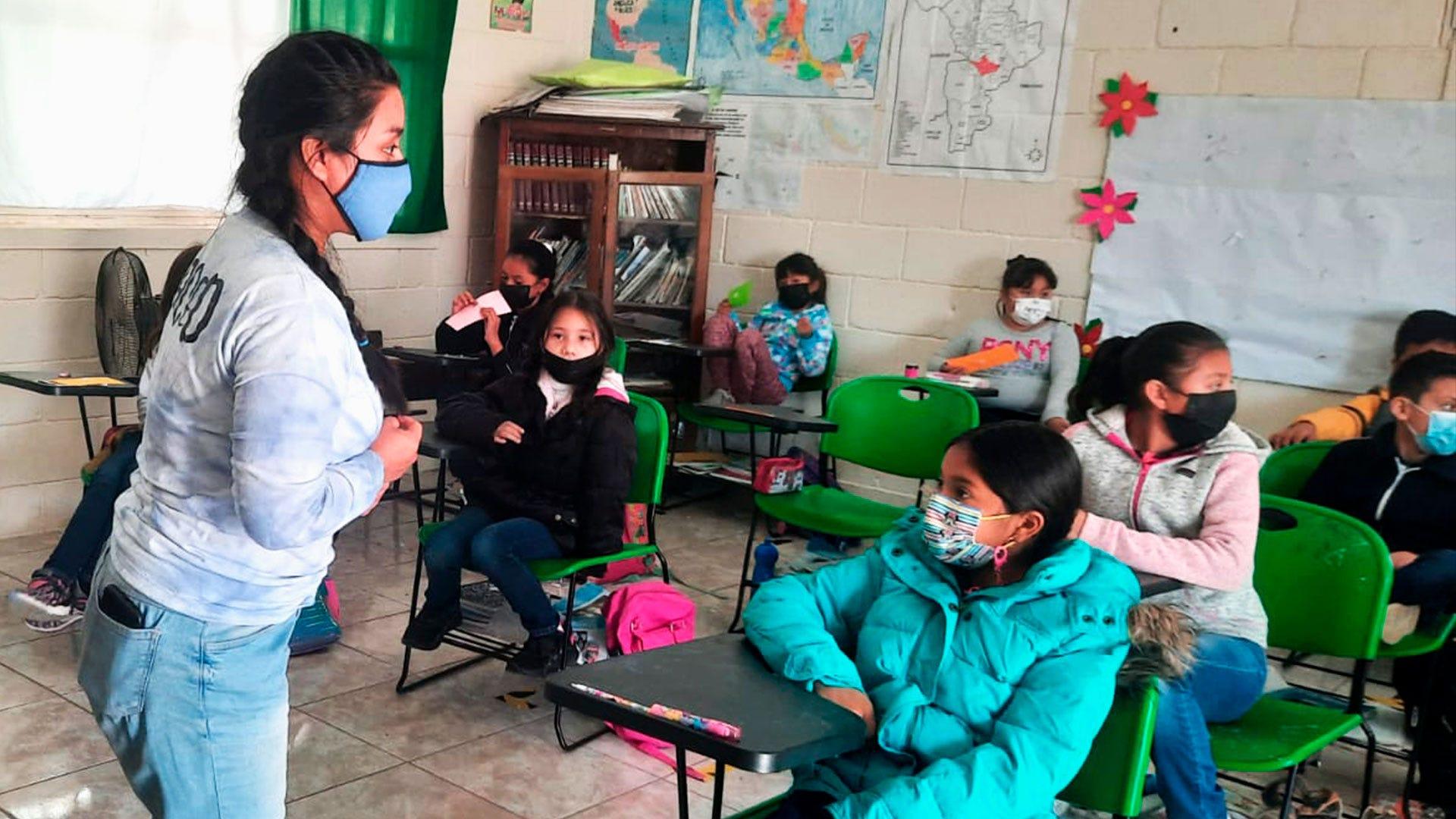 Gracias a la literatura los estudiantes pudieron conocer la fe que Gabriela tiene en Dios. Fotografía por: Gabriela Chávez.