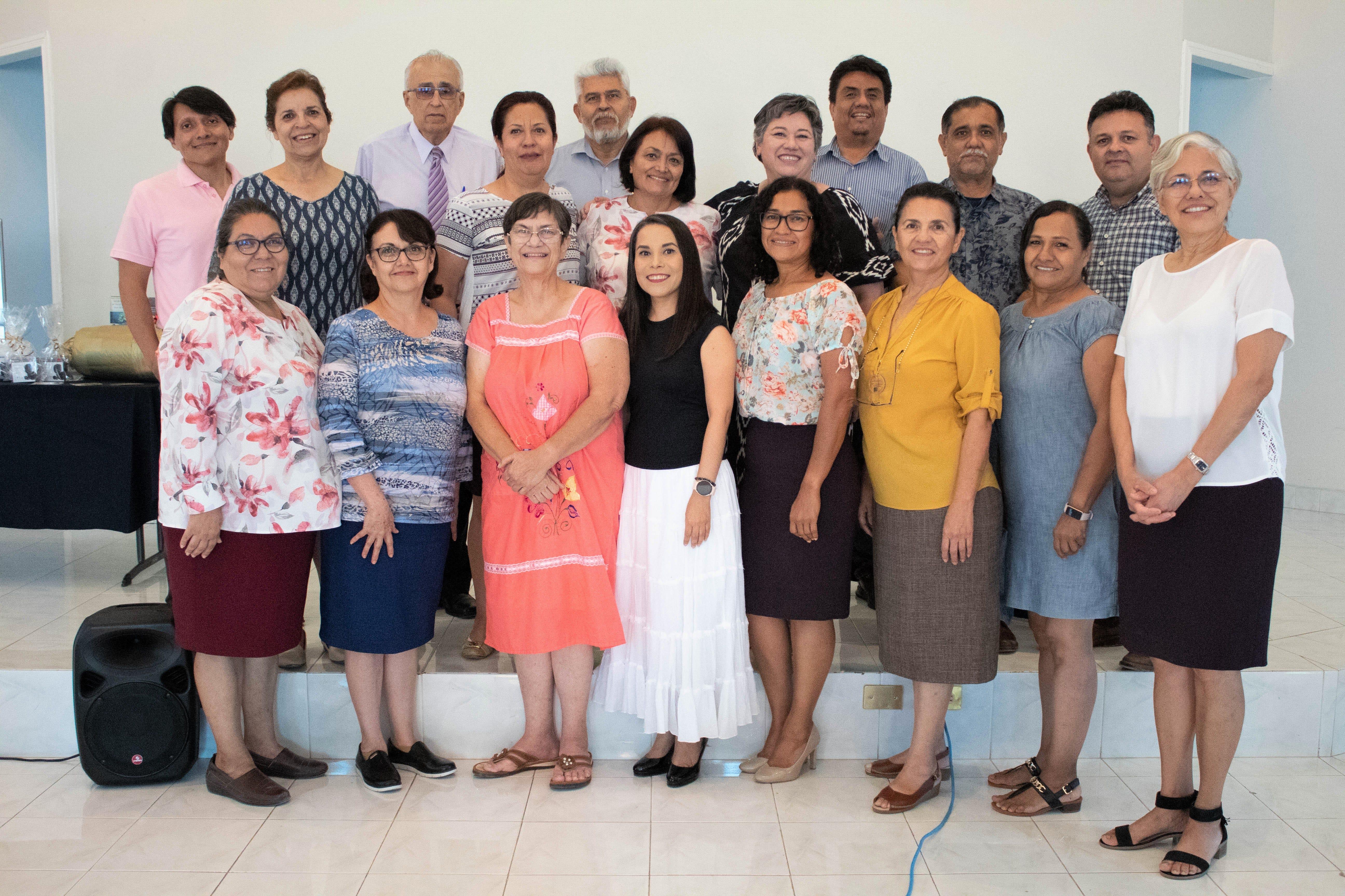 Parte del grupo que llevó el curso, junto a Jamin Ramos, la organizadora. Fotografía por: Comunicación Institucional.