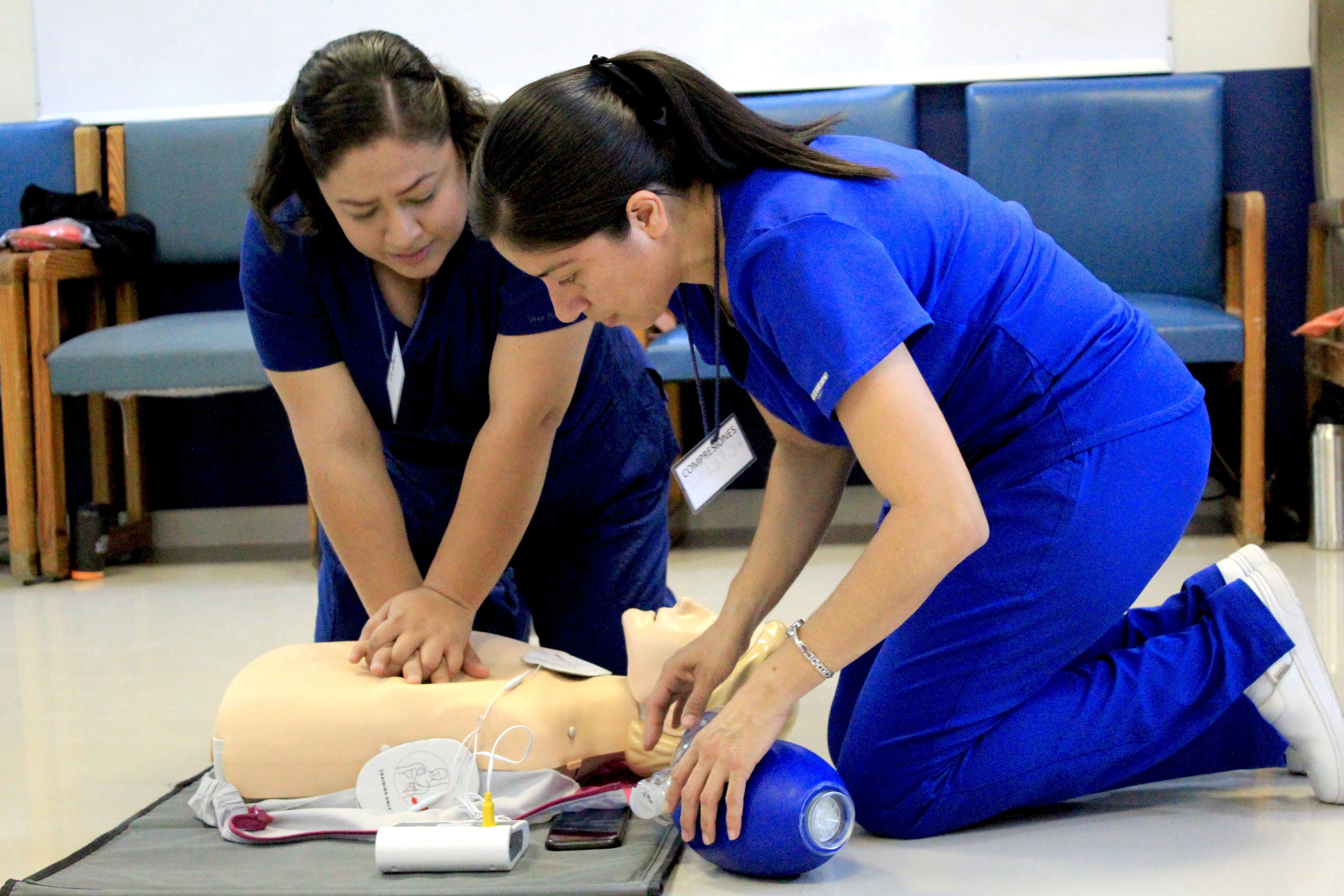 Enfermeras del Hospital La Carlota realizando las actividades del curso. Fotografía por: Comunicación Institucional.