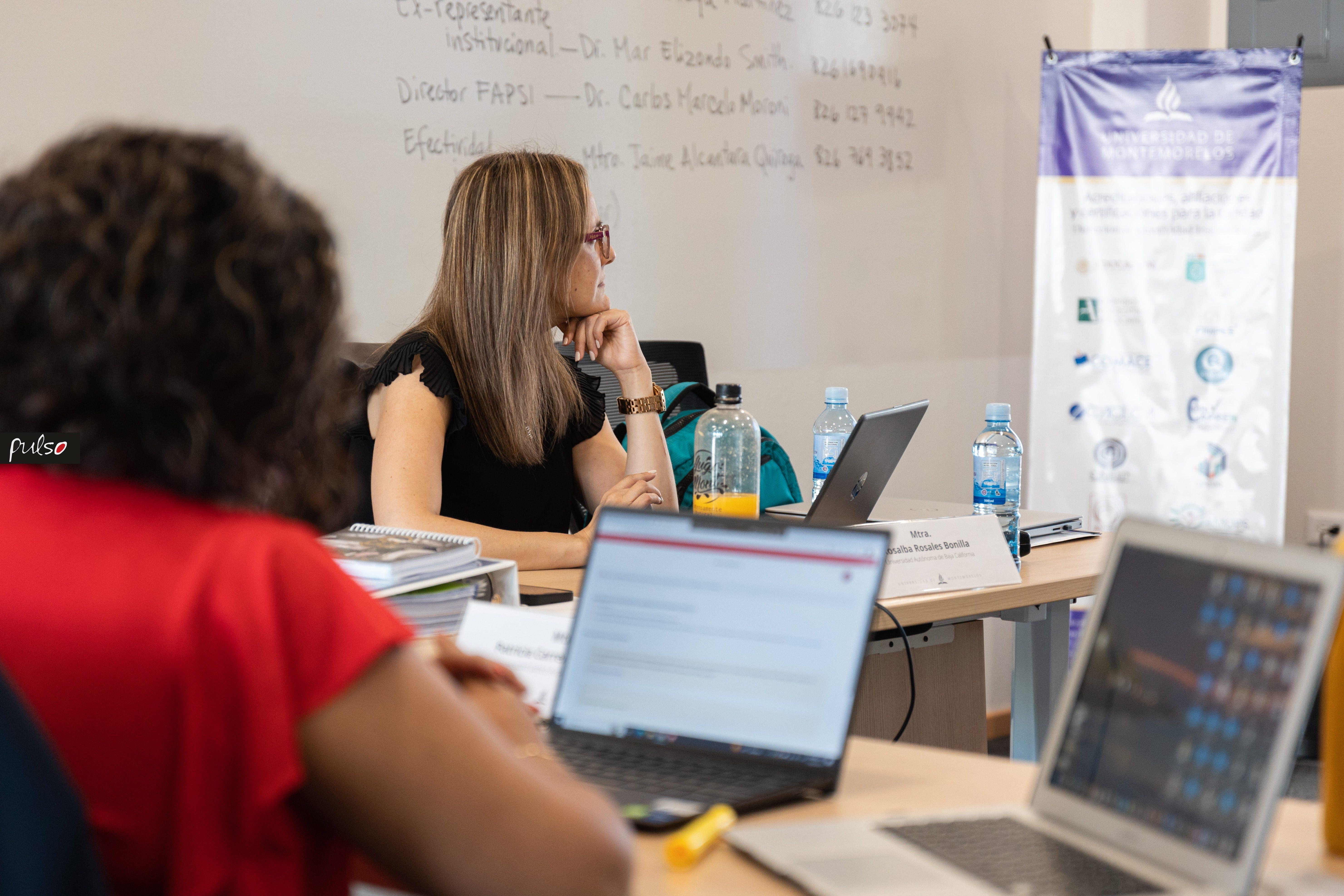Los evaluadores del CNEIP en unas de las reuniones realizada para verificar los documentos. Fotografía por: Pulso UM.