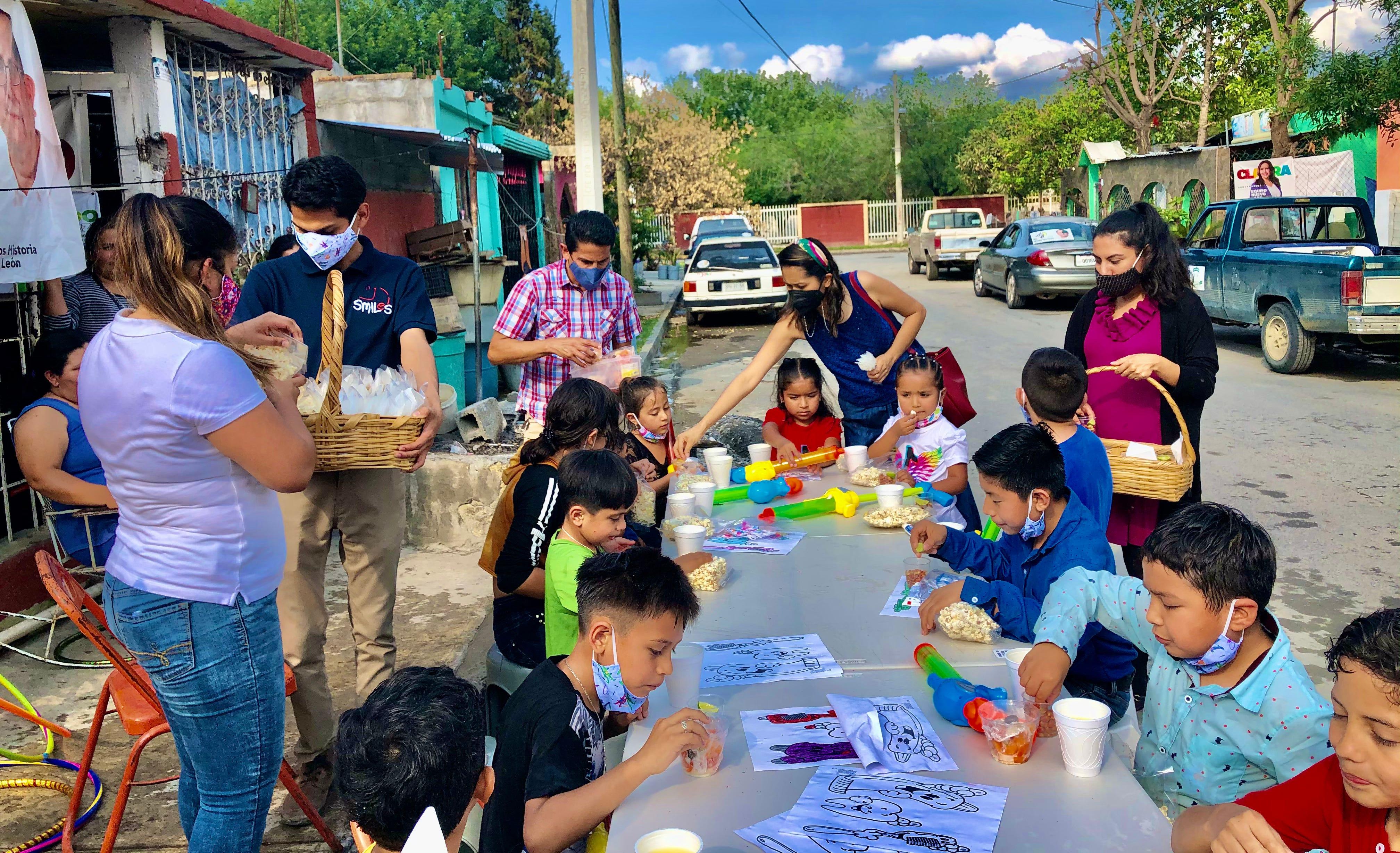 Los sábado los voluntarios de la institución enseñan a los niños y niñas de Morelos 1 a pintura, los apoyan en la lectura y escritura, y les van enseñando el tema de los valores. Fotografía por: Agustín Andrade.