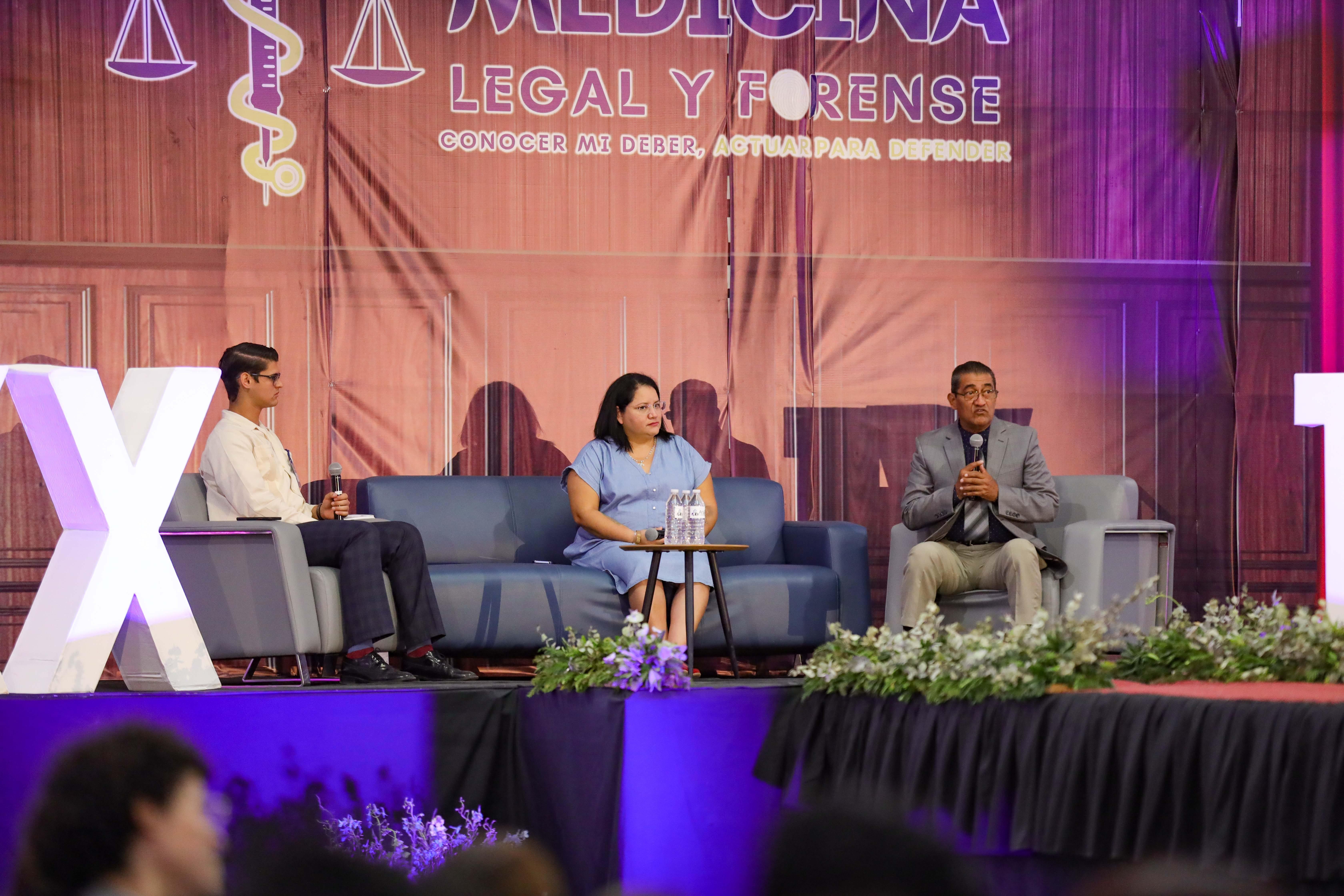 Doctores invitados participando en el foro del congreso. Fotografía por: UMedia Diseño.