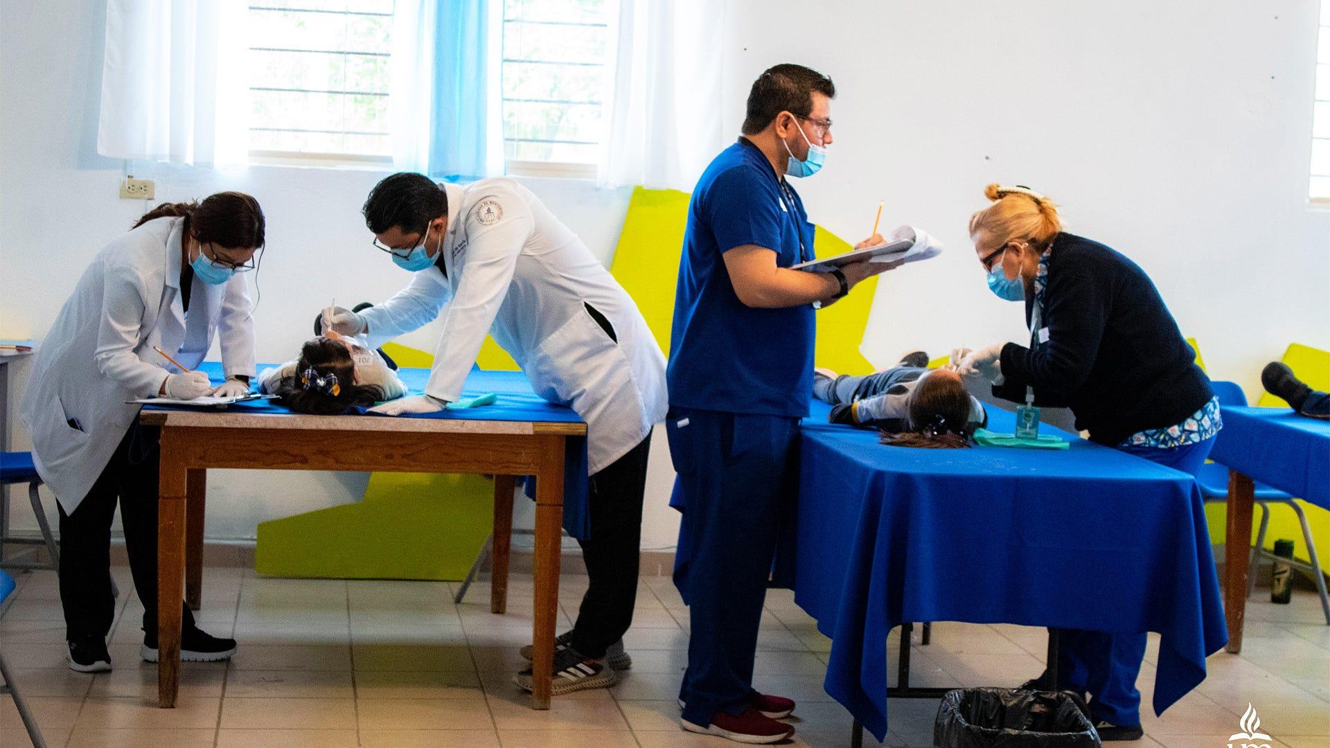 La Secretaría de Salud del Estado, está capacitando a los pasantes y docentes de la Licenciatura en Cirujano Dentista de la Institución para la detección y evaluación de caries, que realizaran en las escuelas de Montemorelos. Fotografía por: Comunicación Institucional / Lisandra Vicente.