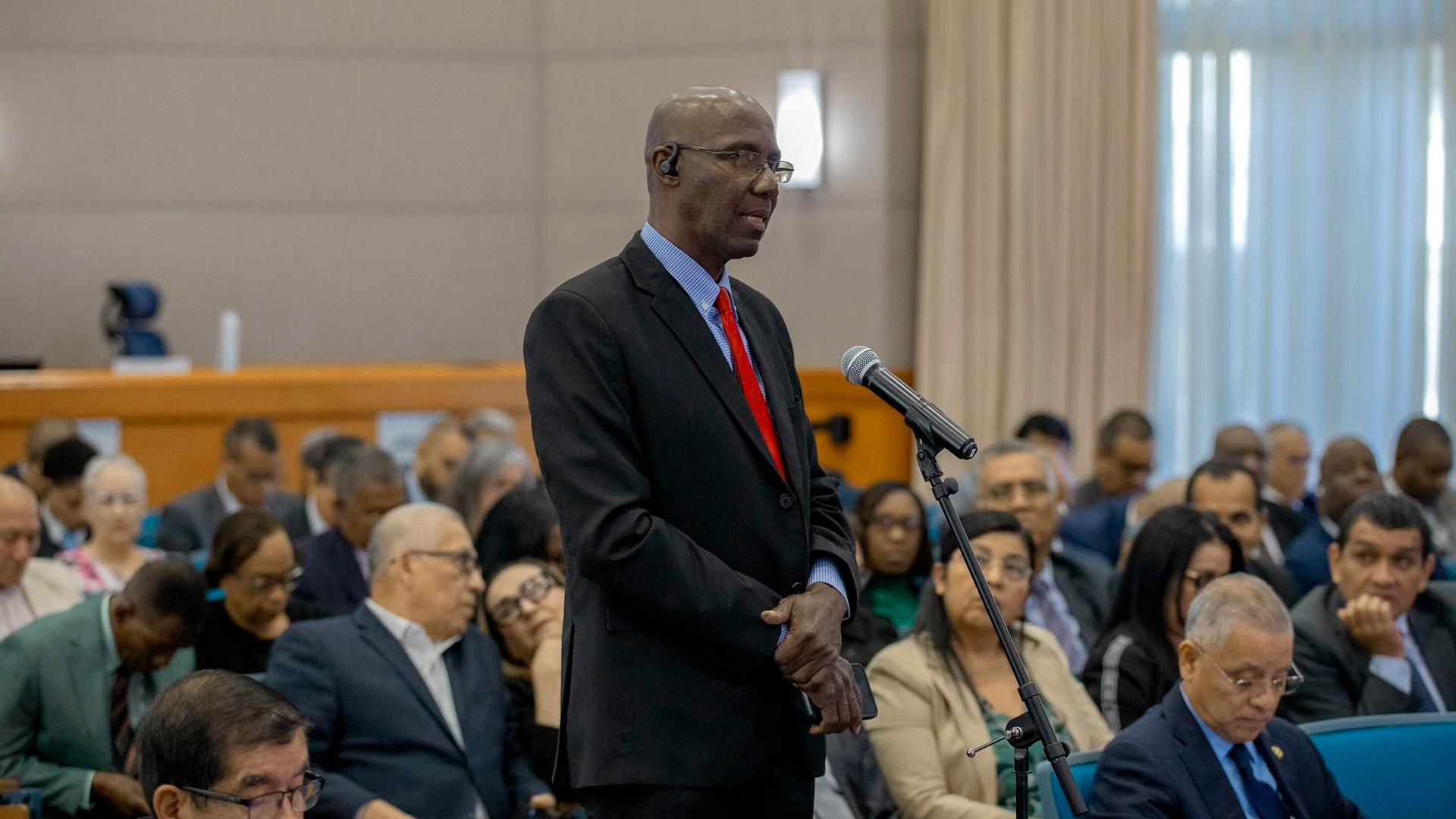 El Pr. Everett Brown, líder de la Iglesia Adventista en Jamaica, agradeció al Rector por la recepción a todos los alumnos jamaiquinos que estudian Licenciatura en Médico Cirujano en la Universidad de Montemorelos. Foto Keila Trejo/IAD.