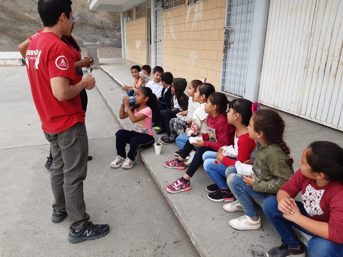 Estudiantes en las escuelas con el servicio comunitario 2020, antes de la pandemia.&nbsp;