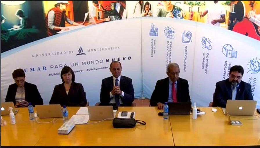 Equipo administrativo de la UM presentando el informe.