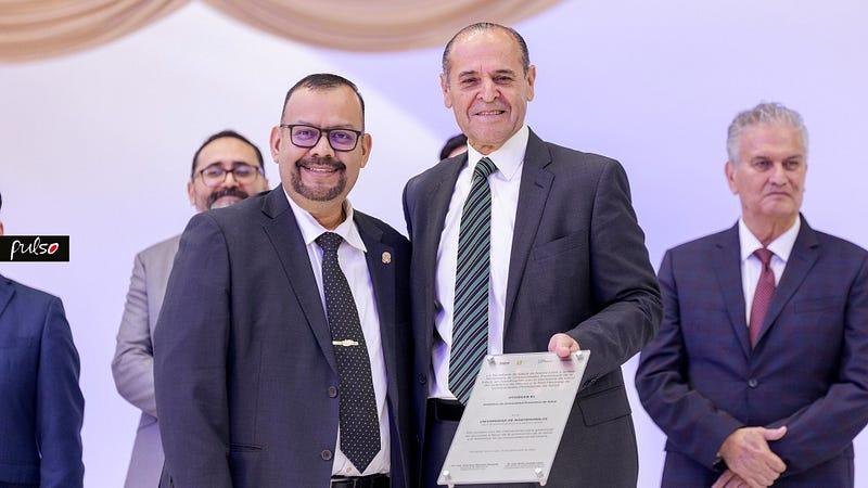 El Dr. Guillermo Jacobo Baca, presidente de la Red Neoleonesa entregando el reconocimiento al dr. Ismael Castillo, rector de la UM. Fotografía por: Universidad de Montemorelos / Christopher Castellanos.