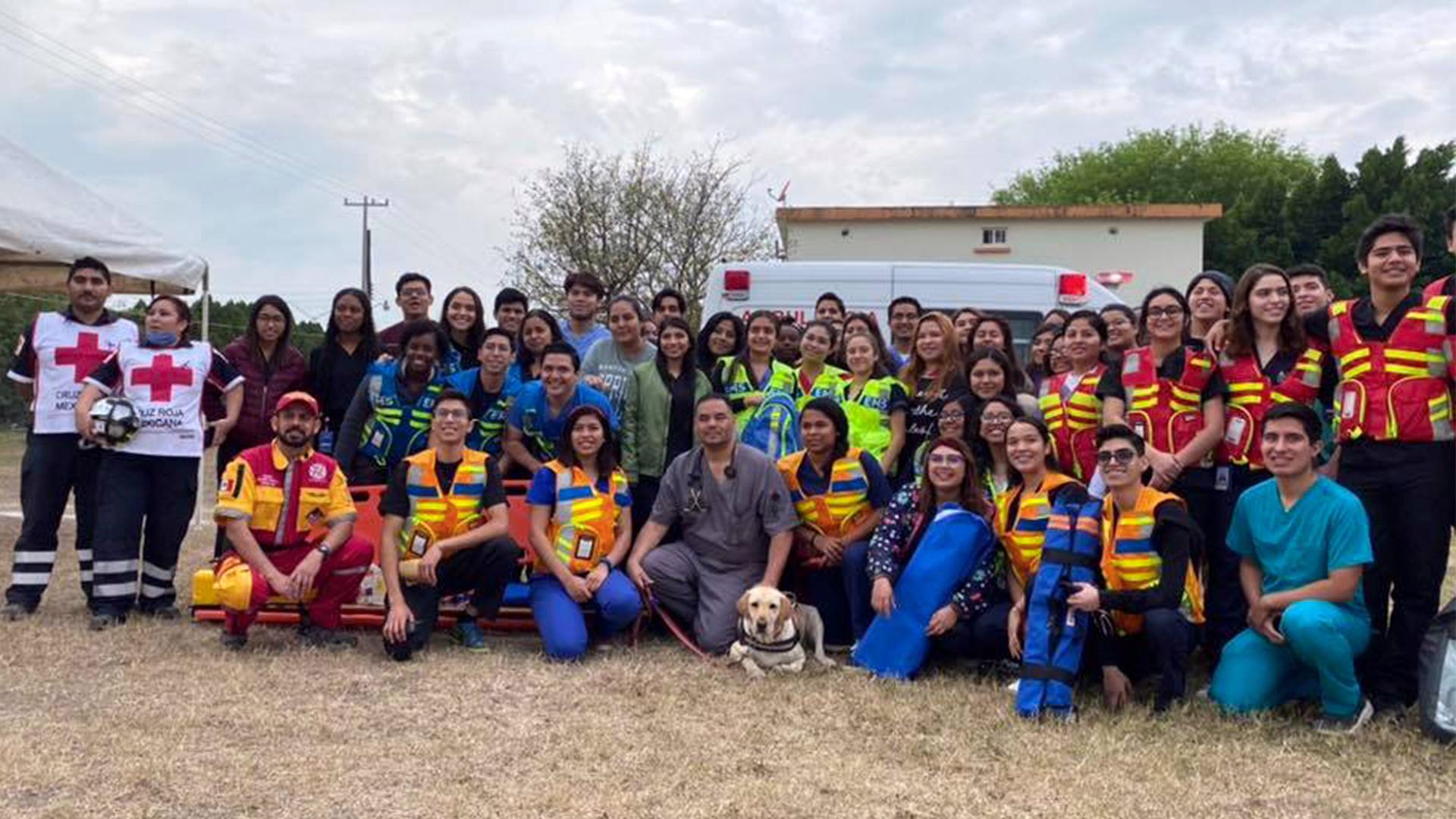 El Dr. Gibdel con los estudiantes de medicina de la Universidad de Montemorelos, preparándolos para la Atención de Emergencias Médicas en Desastres - marzo 2020.&nbsp;Fotografía cortesía de Gibdel Wilson.