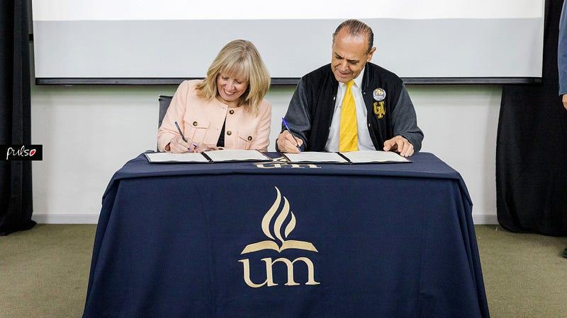 Firmaron el convenio (de izquierda a derecha), la Dra. Tamara Thomas decana de la Facultad de Medicina de la Universidad de Loma Linda y el Dr. Ismael Castillo, rector de la UM. Fotografía por: Universidad de Montemorelos / Jhoan Rueda.