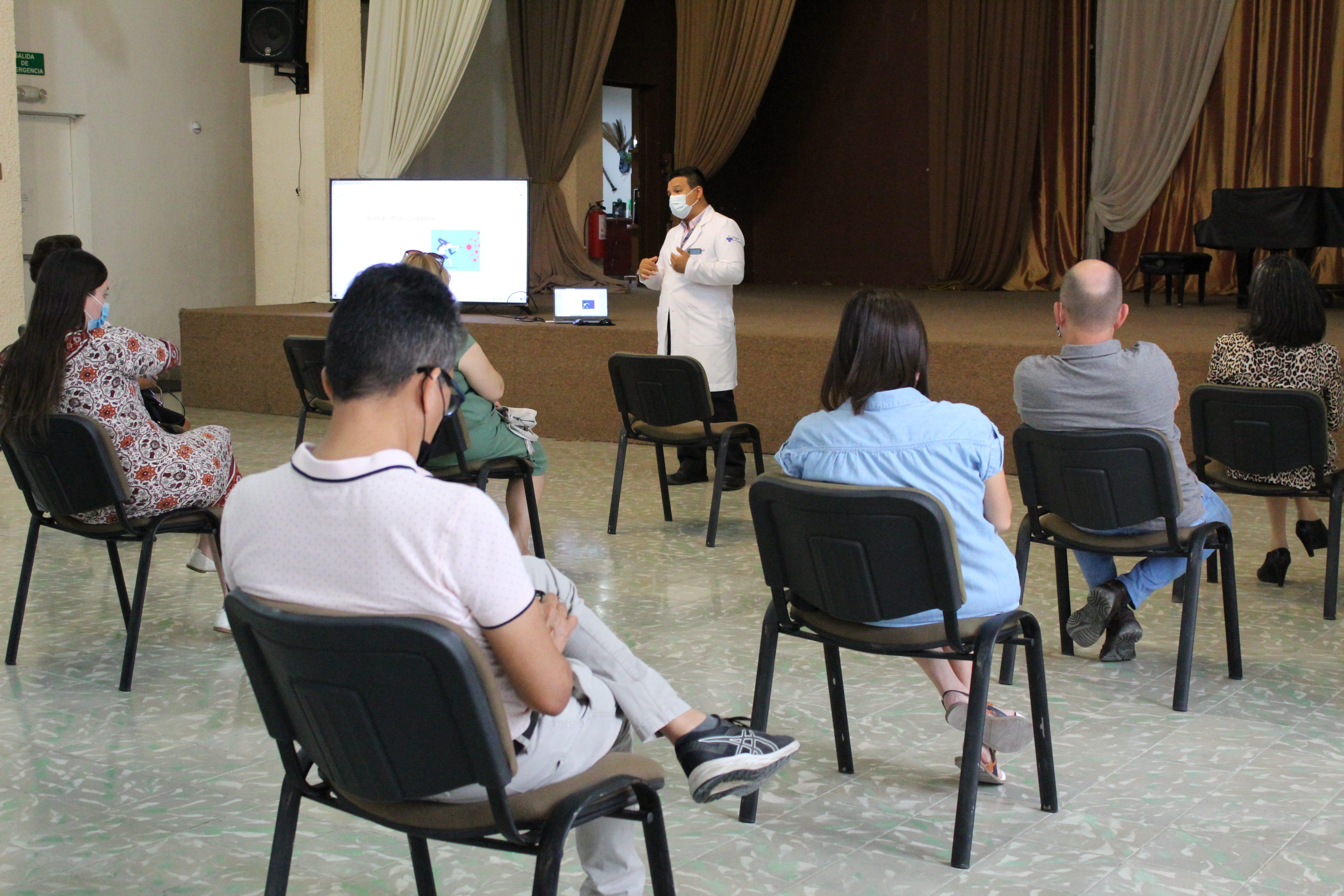 Docentes en capacitación de seguridad en salud.