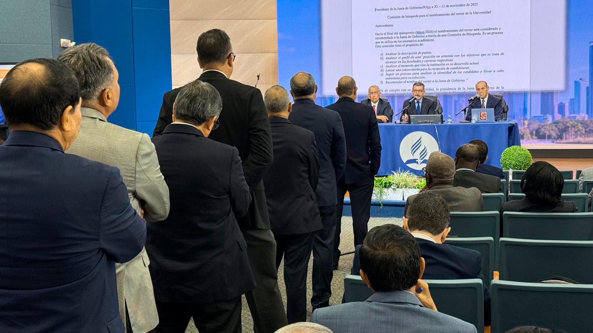 Líderes de la División Interamericana expresaron gratitud y reconocimiento al liderazgo del Dr. Castillo por el tiempo frente a la Rectoría de la UM y por su apoyo a la educación y el liderazgo a cualquier campo de la Iglesia Adventista del Séptimo Día. Foto por Abel Marquez/IAD.