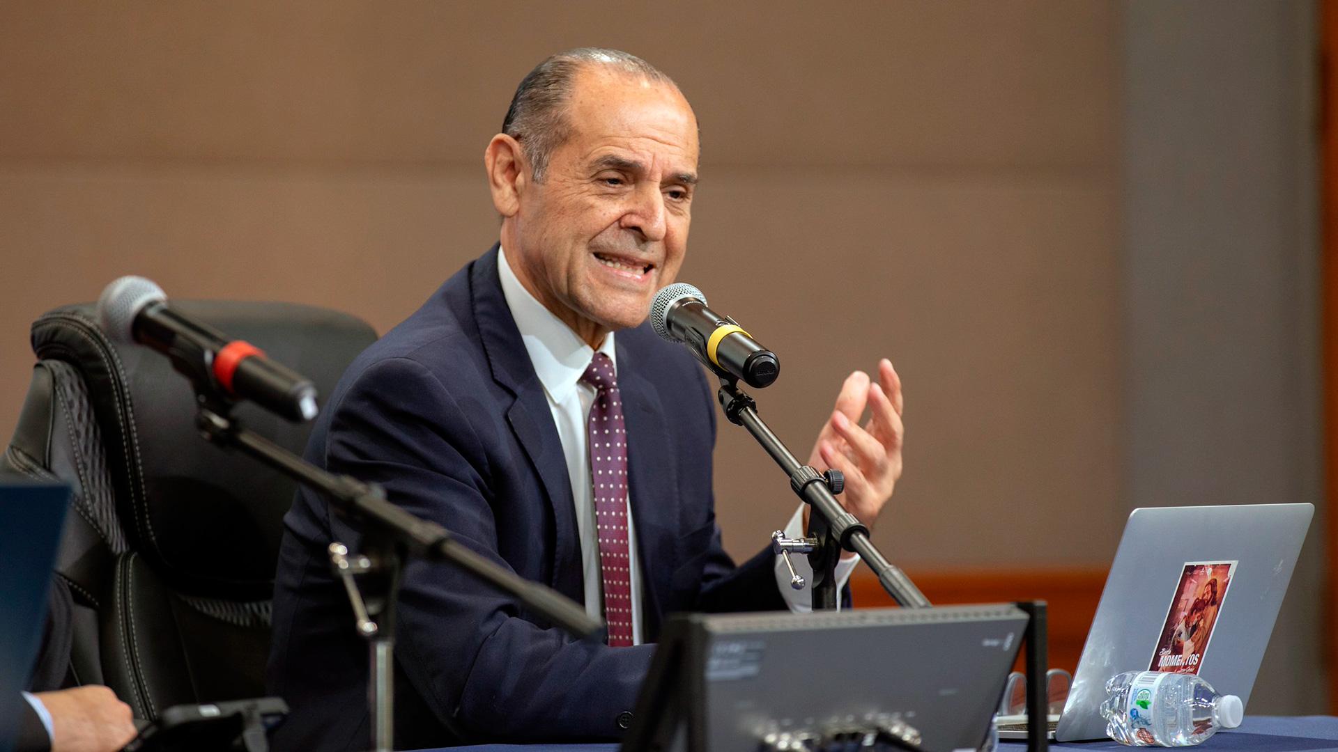 El Dr. Ismael Castillo presentó su informe con Isaías 54:2 como base “alarga tus cuerdas y refuerza tus estacas”.  Foto Keila Trejo/IAD.