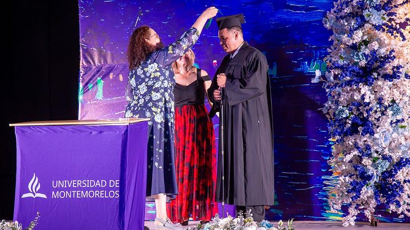 La Dra. Ruth Hernández, Vicerrectora asociada Académica realizó simbólicamente la graduación del Dr. Gibdel Wilson, egresado de 1998. Fotografía por: Universidad de Montemorelos / Lisandra Vicente.