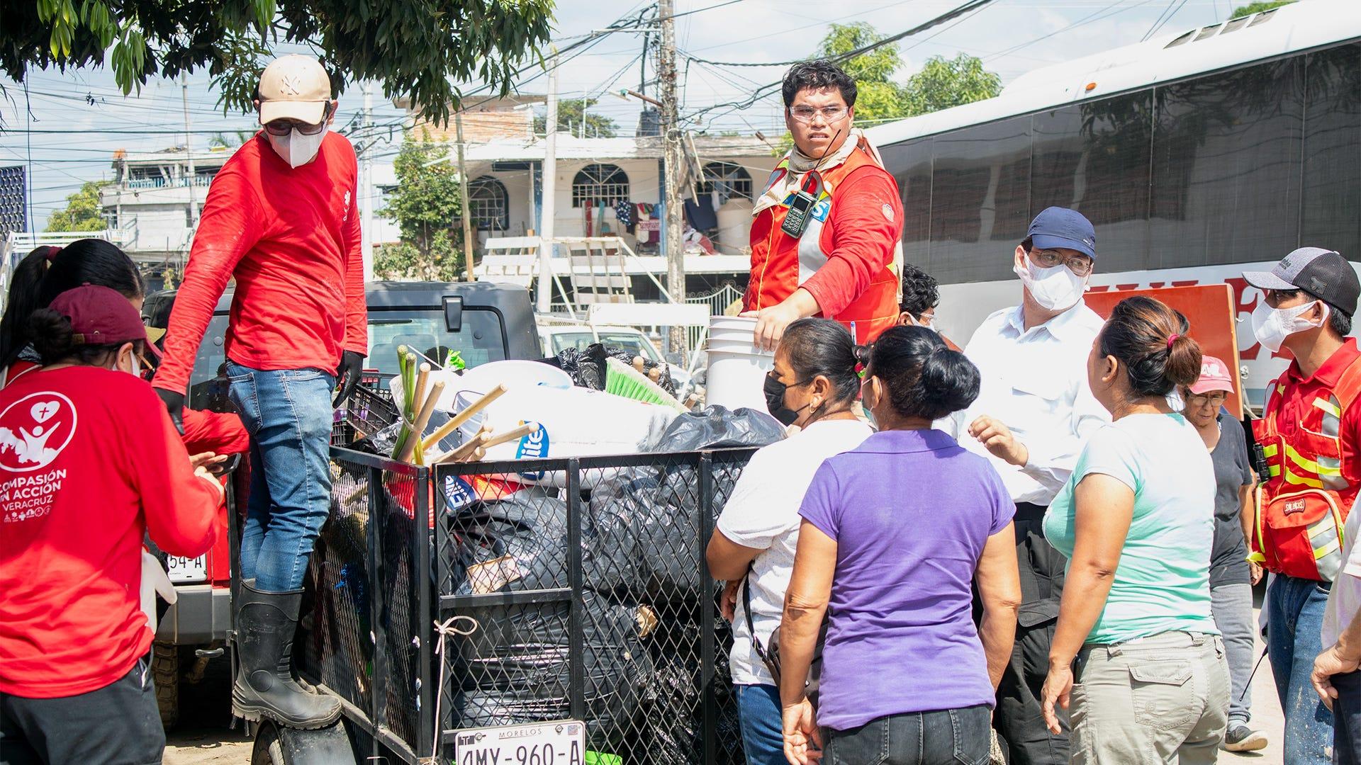 Parte de la ayuda que se llevó  por parte de la Universidad y otros colaboradores, fueron kits de limpieza. En la fotografá, el equipo de la institución hace entrega de los kits en Poza Rica, Veracruz. Fotografía por: Universidad de Montemorelos / Lisandra Vicente.