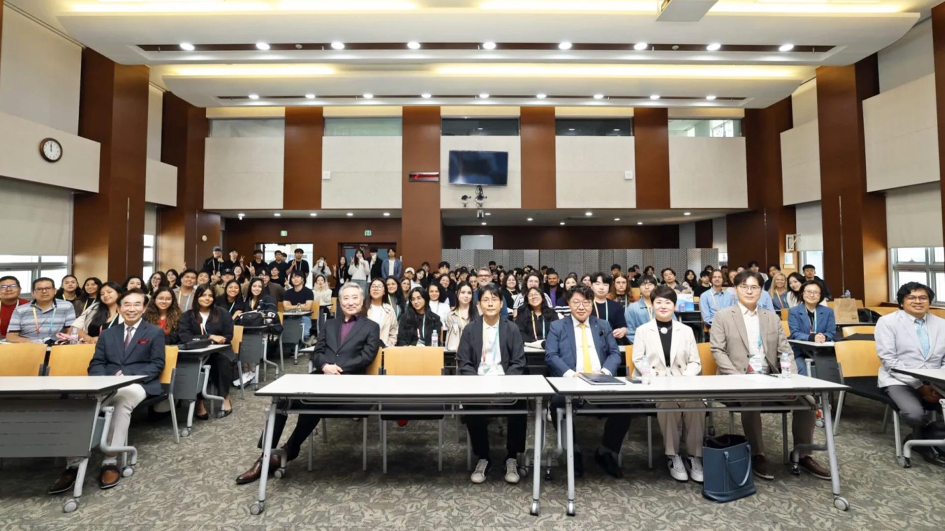 La delegación de la UM pudo convivir con alumnos y profesionales del área de arquitectura de universidades de Perú, Brasil, Estados Unidos y Corea del Sur fortaleciendo la visión académica del área. Fotografía cortesía de nsdadventist.