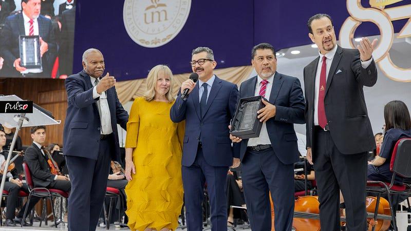 Durante la entrega del reconocimiento que entregó la Dra. Tamara Thomas, decana de la Facultad de Medicina de la Universidad de Loma Linda a los administradores de medicina. Fotografía por: Universidad de Montemorelos / Salma Ruiz.