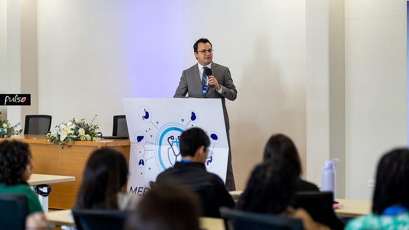 Unas de las ponecias fue impartida por el Dr. Isaac Tello, médico neurocirujano que habló del rescate vascular en infarto cerebral. Fotografía por: Universidad de Montemorelos / Dania Gutiérrez.