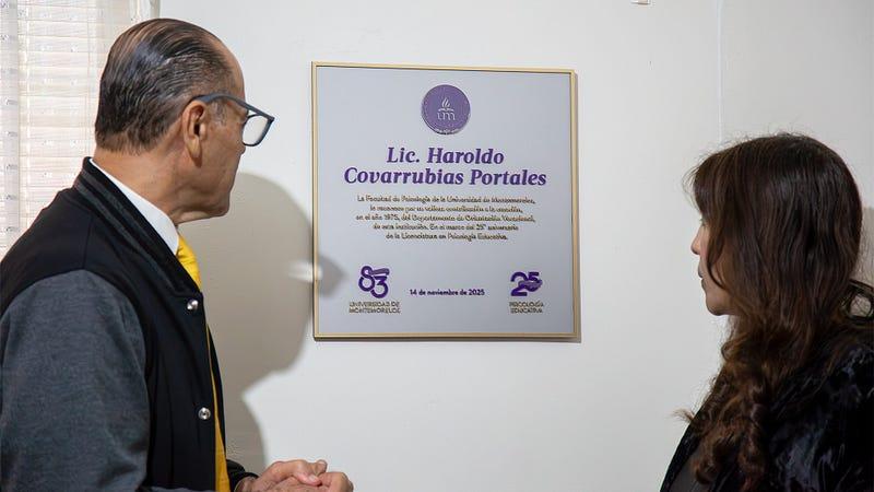 La placa fue develada por el Dr. Ismael Castillo, rector de la UM y la Dra. Judith Ayala, vicerretora Académica de la institución. Fotografía por: Universidad de Montemorelos / Lisandra Vicente.