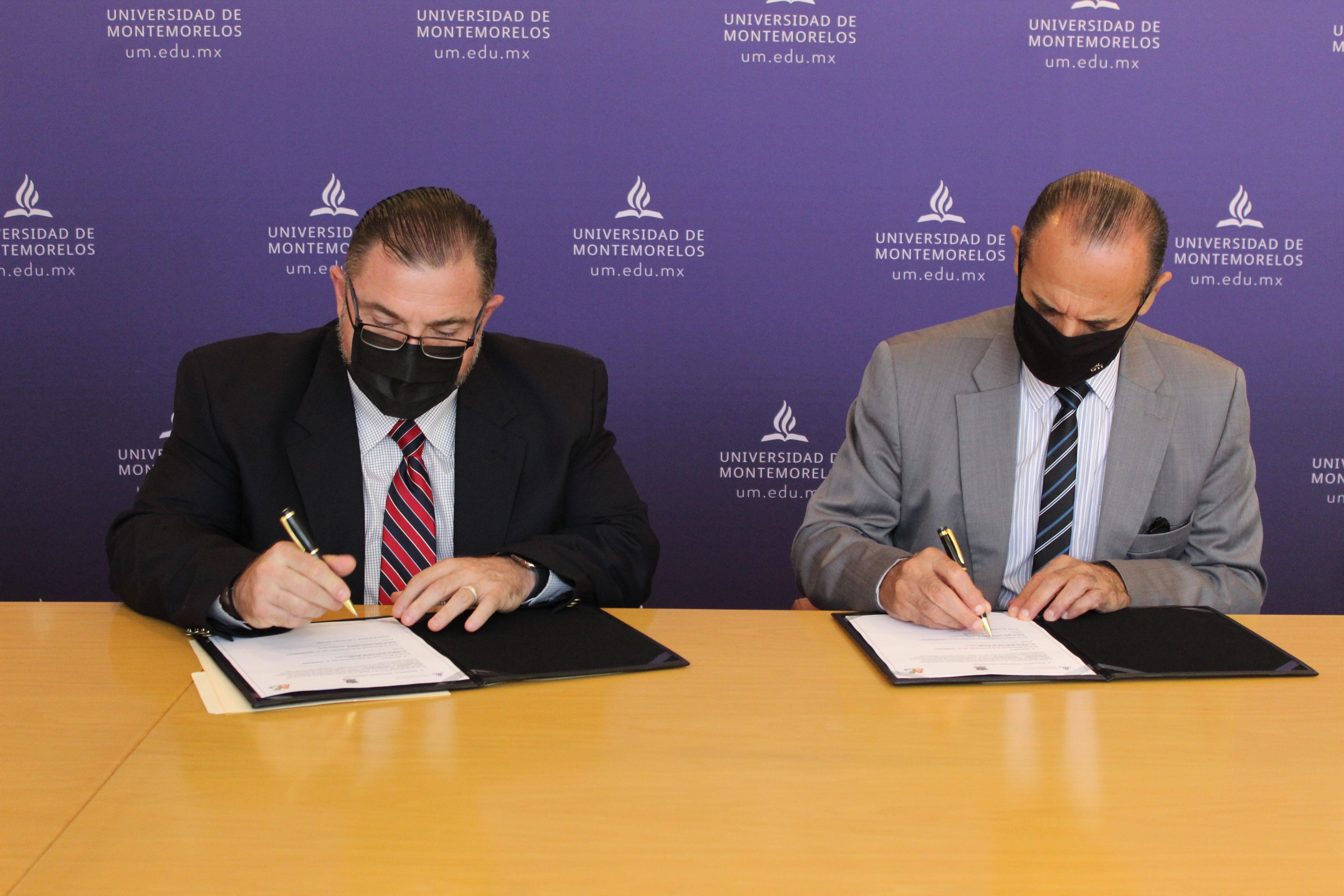 Lic. Miguel Salazar, presidente del municipio de Montemorelos y el Dr. Ismael Castillo, rector de la institución; firmando el convenio.