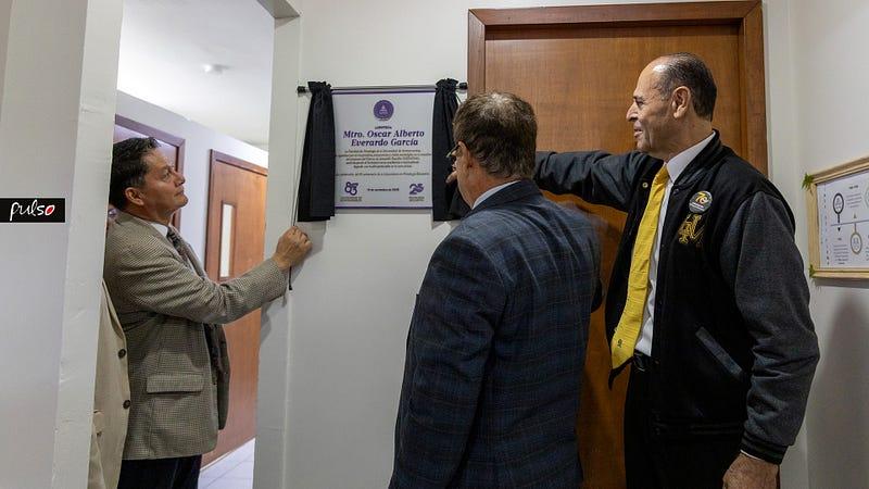La placa fue develada de izquierda a derecha, Ptr. Rolando Vega, vicerrector Estudiantil, Mtro. Oscar Everardo y el Dr. Ismael Castillo, rector de la UM. Fotografía por: Universidad de Montemorelos / Dania Gutiérrez.