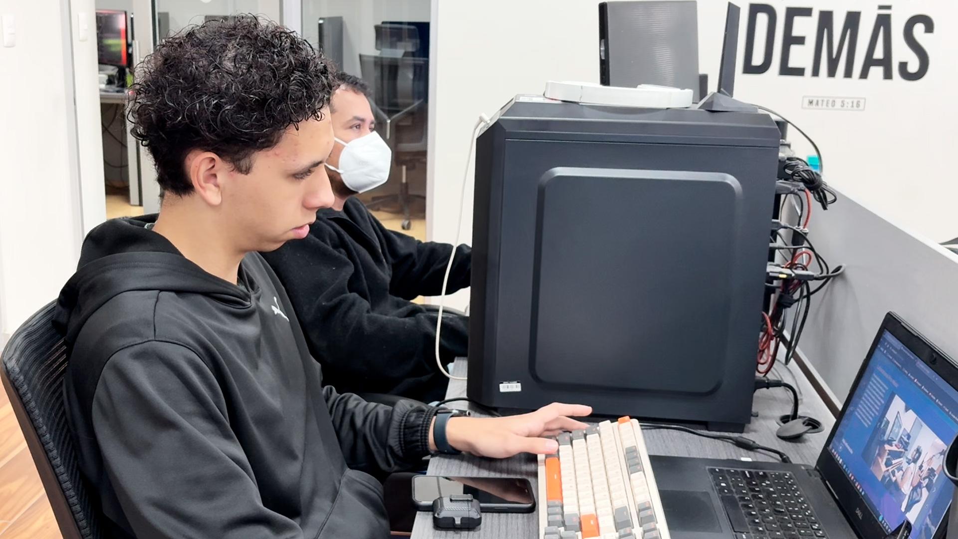 Issac trabajando en el recorrido virtual. Fotografía por: Universidad de Montemorelos / Lisandra Vicente.