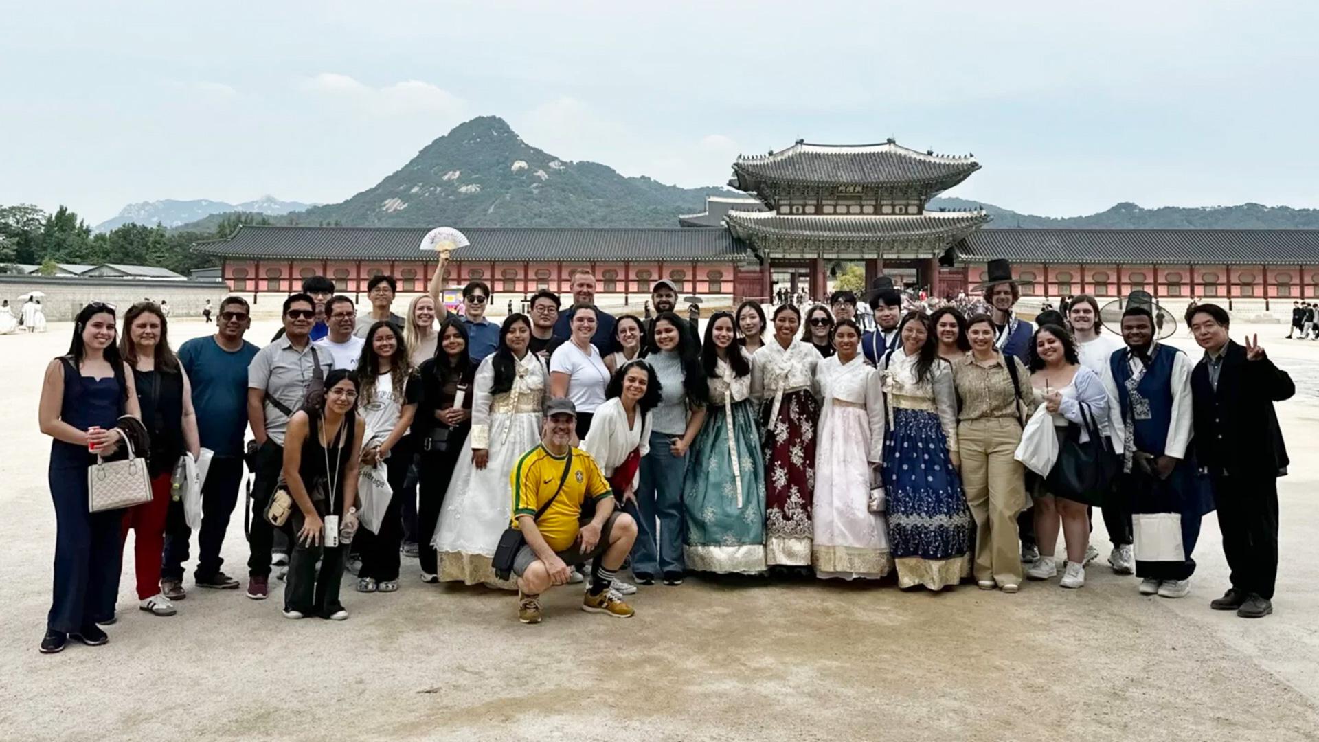 Los representantes de la UM exploraron espacios emblemáticos de la arquitectura coreana, combinando modernidad, tradición y naturaleza.&nbsp;Fotografía cortesía de nsdadventist.
