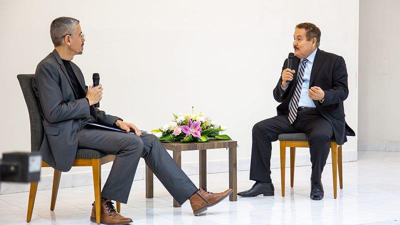 El Luis Arturo Ramón, docente de Psicología Educativa realizó la entrevista al Mtro. Oscar Everardo, figura histórica en el desarrollo de la psicología y la educación especial en Montemorelos. Fotografía por: Universidad de Montemorelos / Lisandra Vicente.